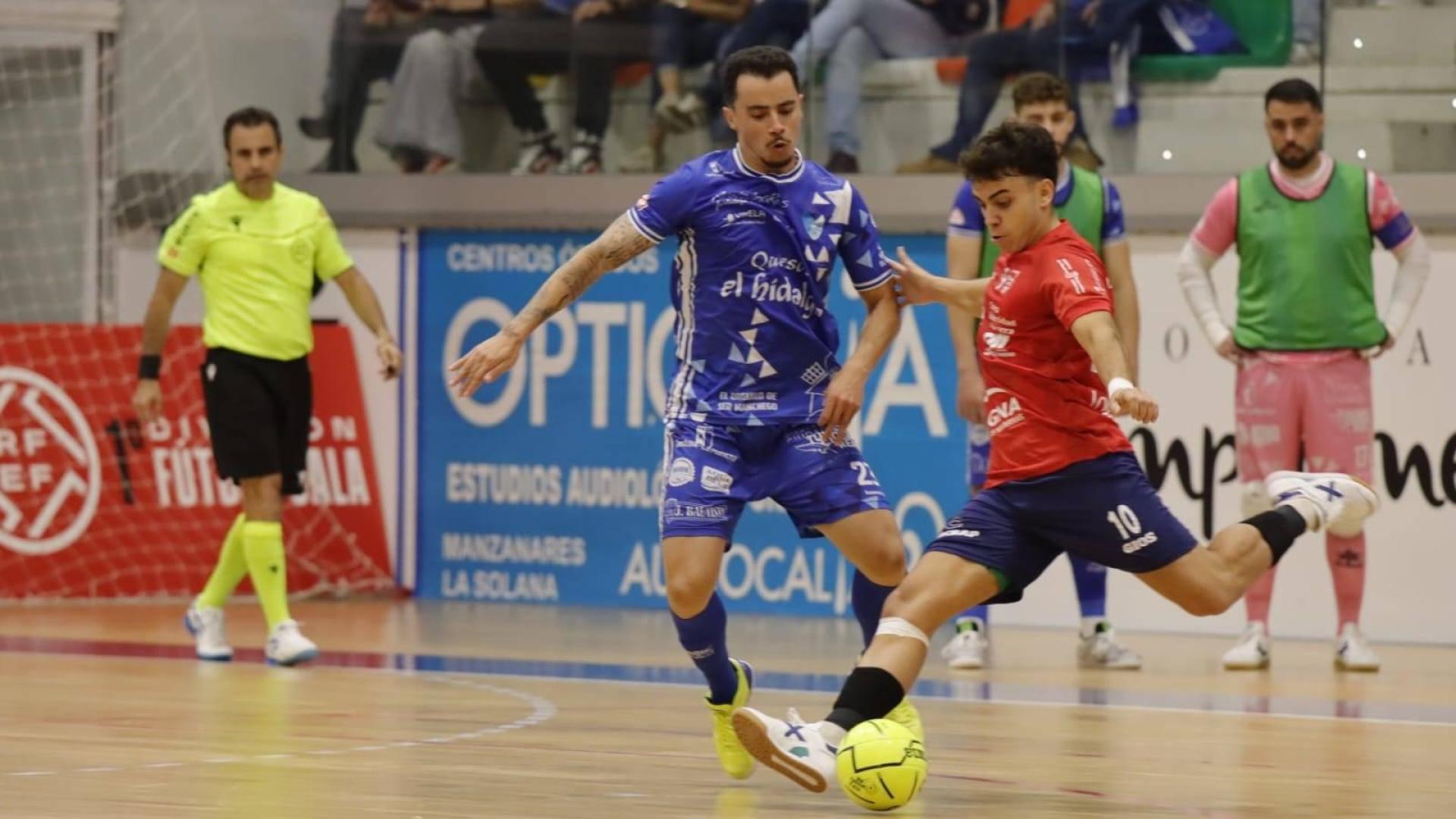 El ala de Osasuna Magna Pachu, a punto de golpear ante Humberto del Manzanares