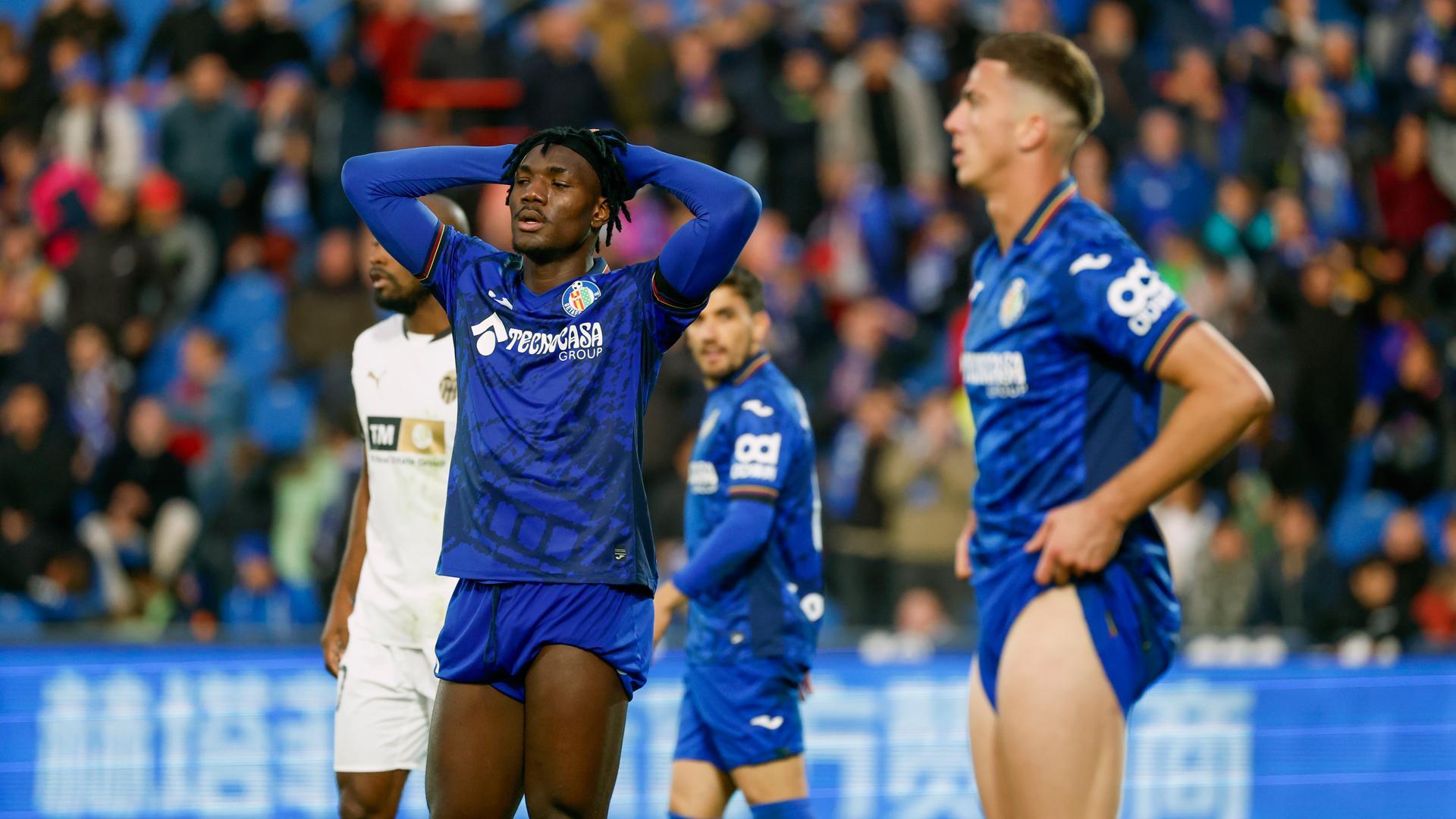 El centrocampista nigeriano del Getafe Christantus Uche (i) durante el partido de la jornada 11 de LaLiga entre Getafe CF y Valencia CF