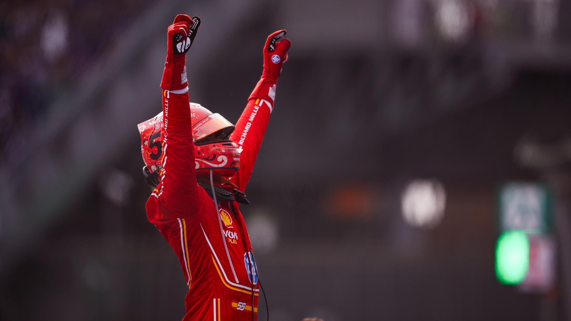 Carlos Sainz celebra su triunfo en México