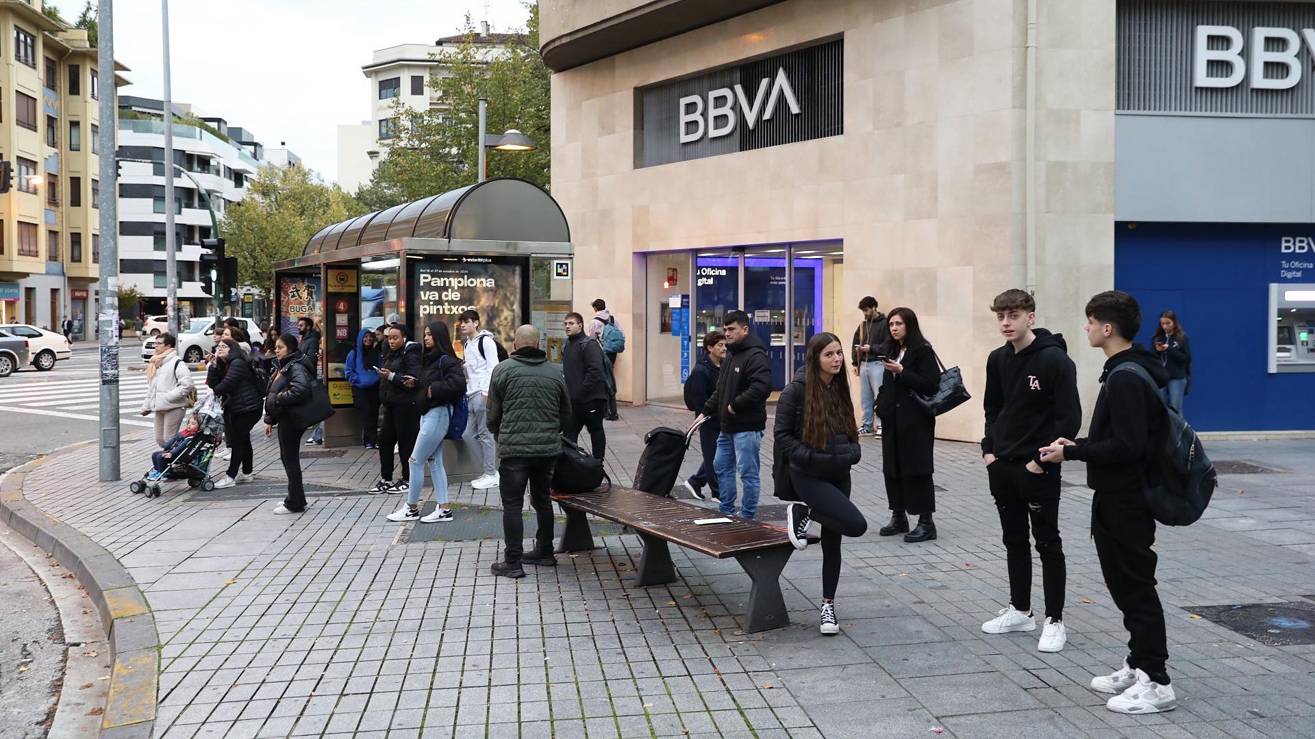 Imágenes de las paradas de villavesas en Pamplona con motivo de la huelga en el transporte de este lunes, 28 de octubre