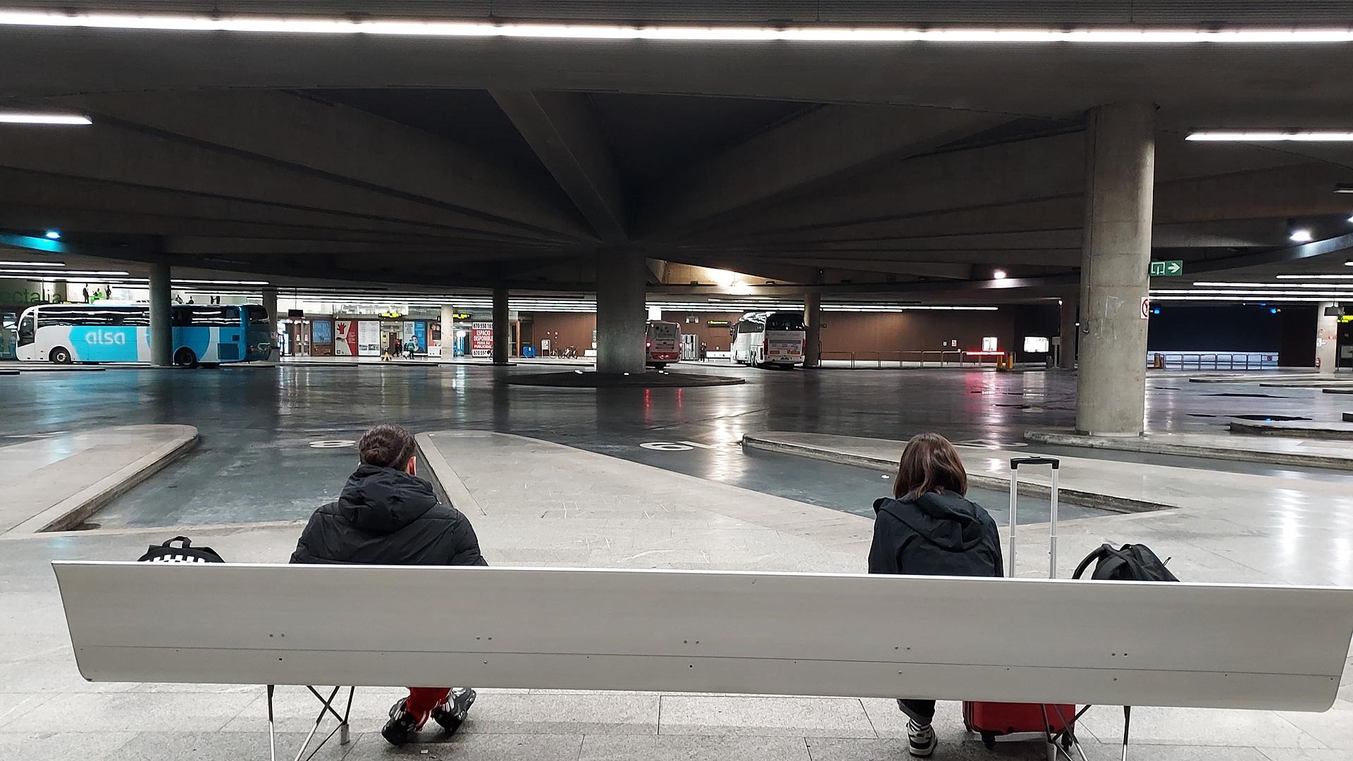 Pasajeros afectados por la huelga de transportes en la estación de autobuses de Pamplona