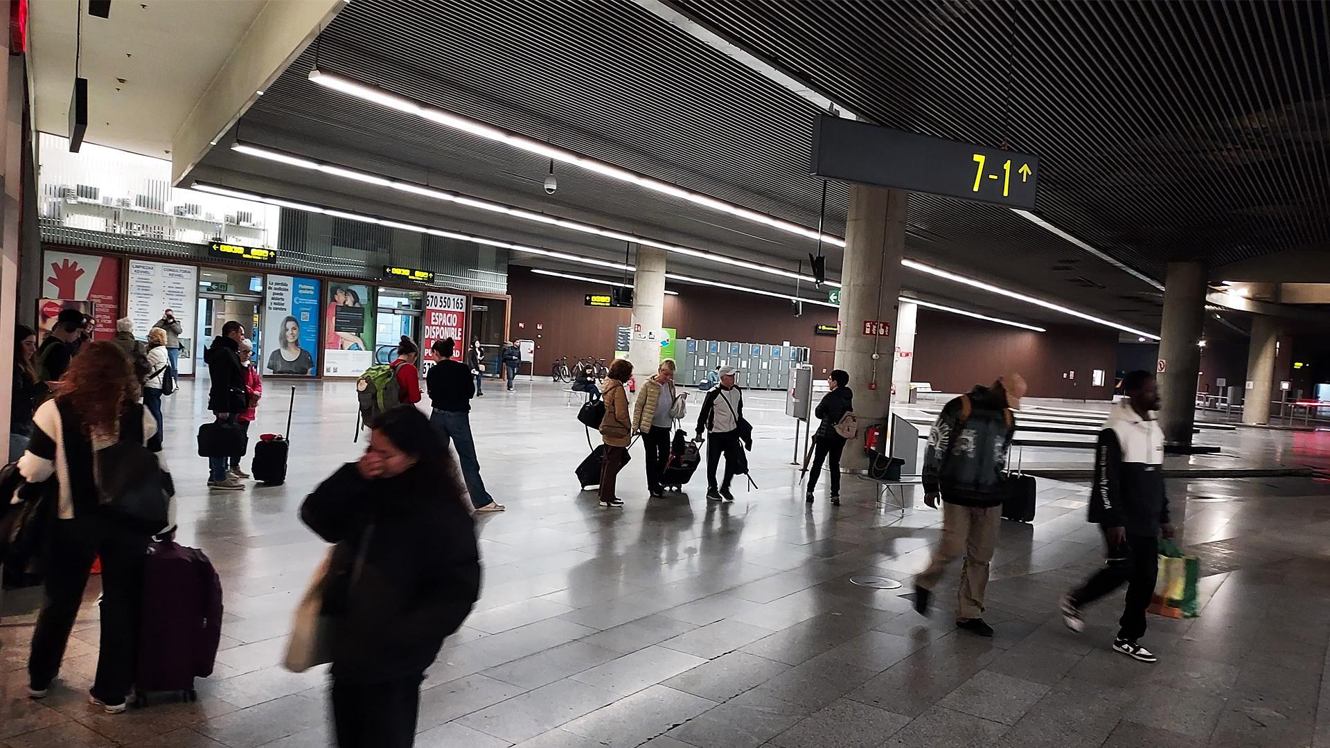 Pasajeros afectados por la huelga de transportes en la estación de autobuses de  Pamplona