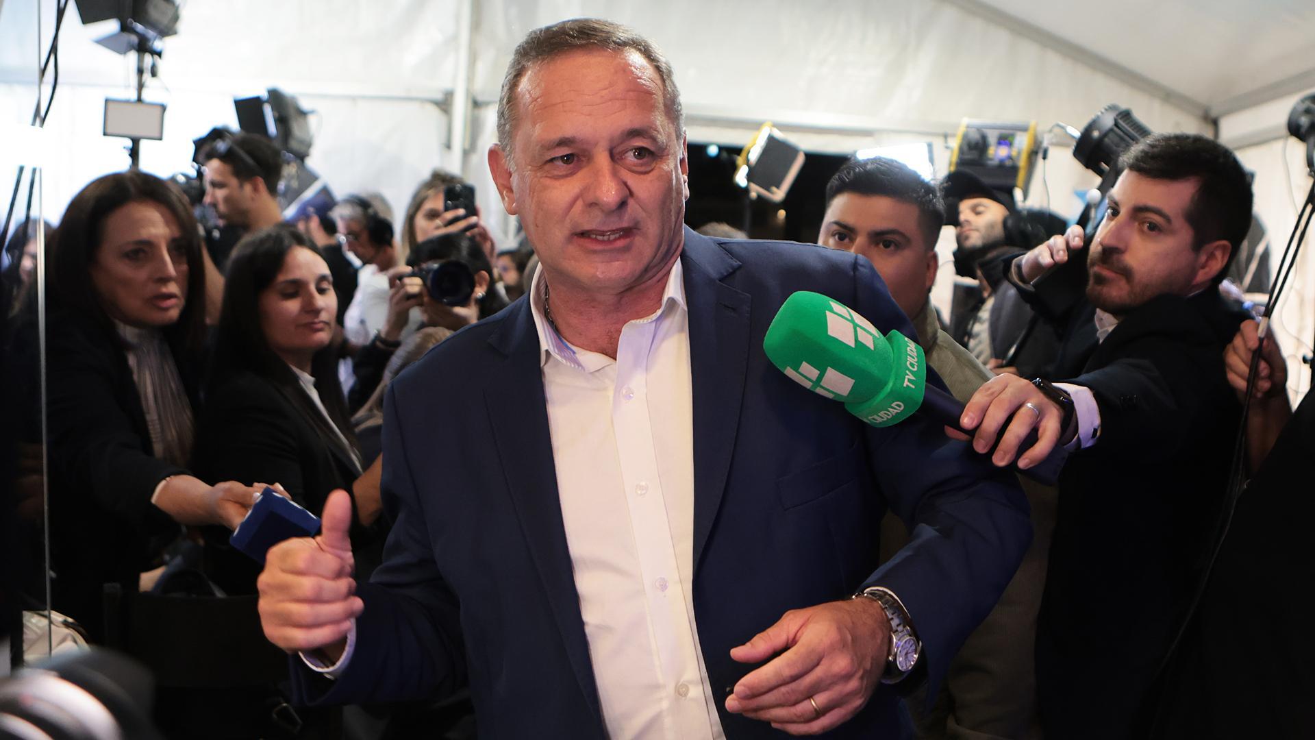 El candidato del progresista Frente Amplio, Yamandú Orsi, antes de ar el discurso tras vencer la primera vuelta de las presidenciales paraguayas, aunque sin mayoría