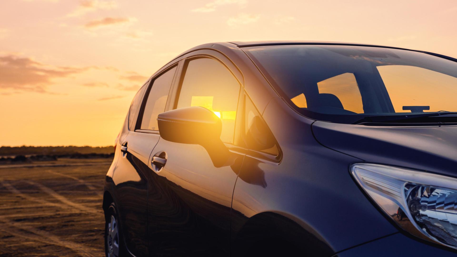 La OCU recomienda comprobar si el coche está asegurado antes de conducirlo o incluso mantenerlo aparcado en la vía pública