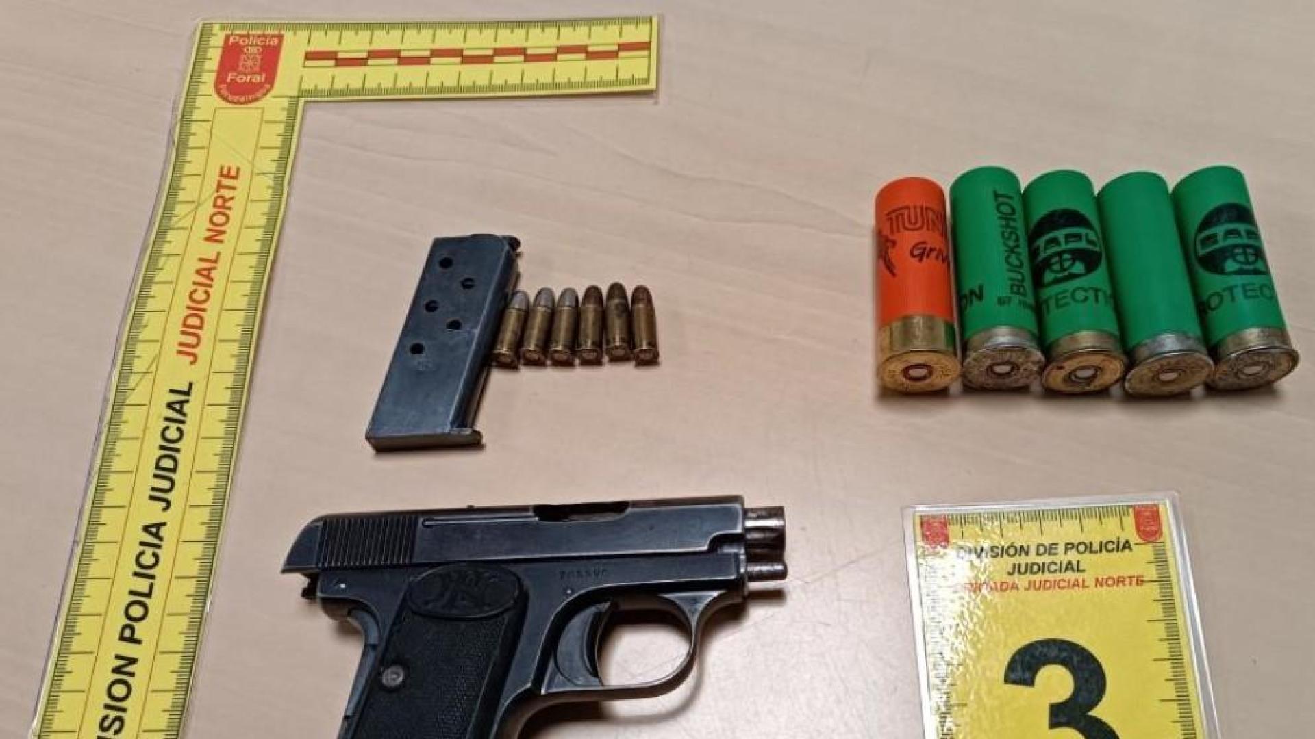 Arma corta belga decomisada a un detenido en Bera con varas armas blancas y de fuego y 9 bolsitas de cocaína