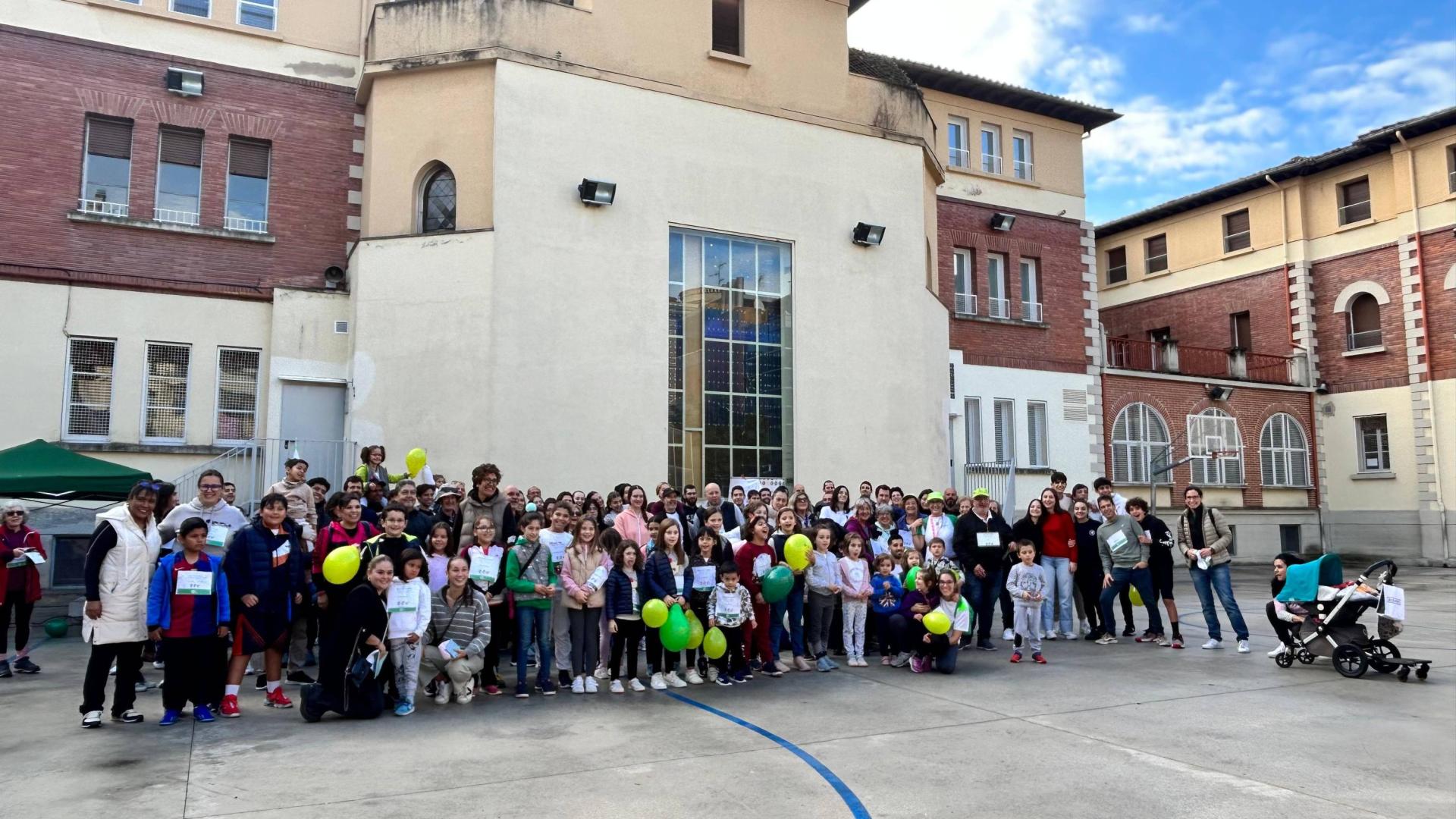 Las familias asistentes a la jornada, que tuvo como punto de encuentro el patio del centro
