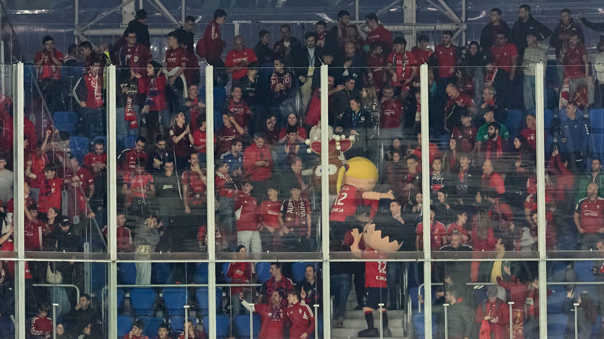 'Txurdin' y 'Rojilla', en la grada del Reale Arena en la que se encontraban los aficionados de Osasuna