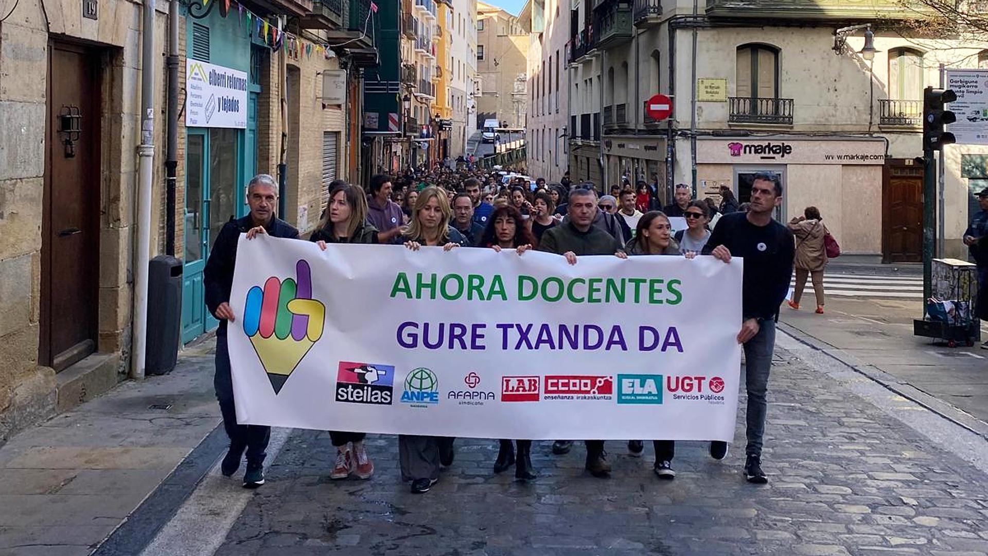 Cabecera de la manifestación en su marcha por el Casco Antiguo de Pamplona
