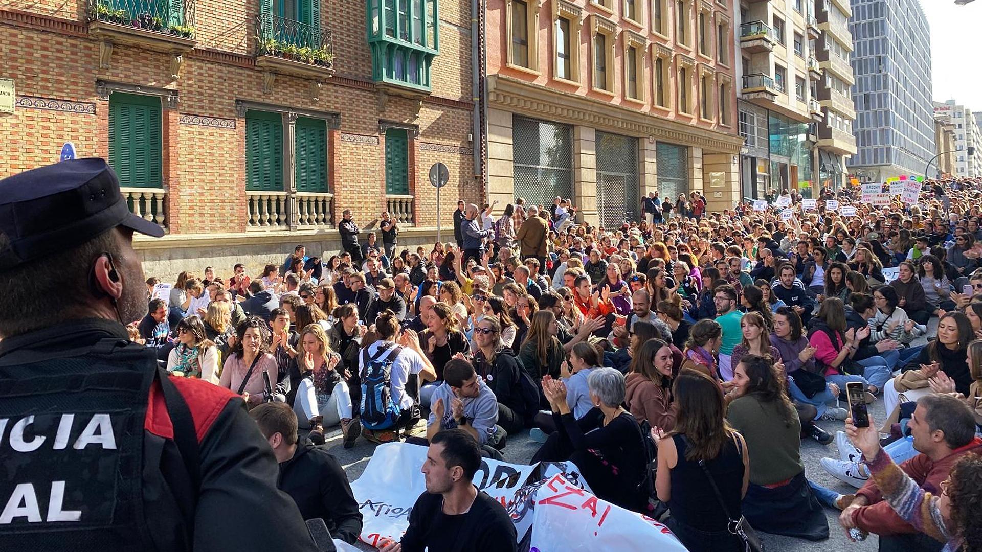 Sentada a las puertas del Parlamento de Navarra al finalizar la manifestación