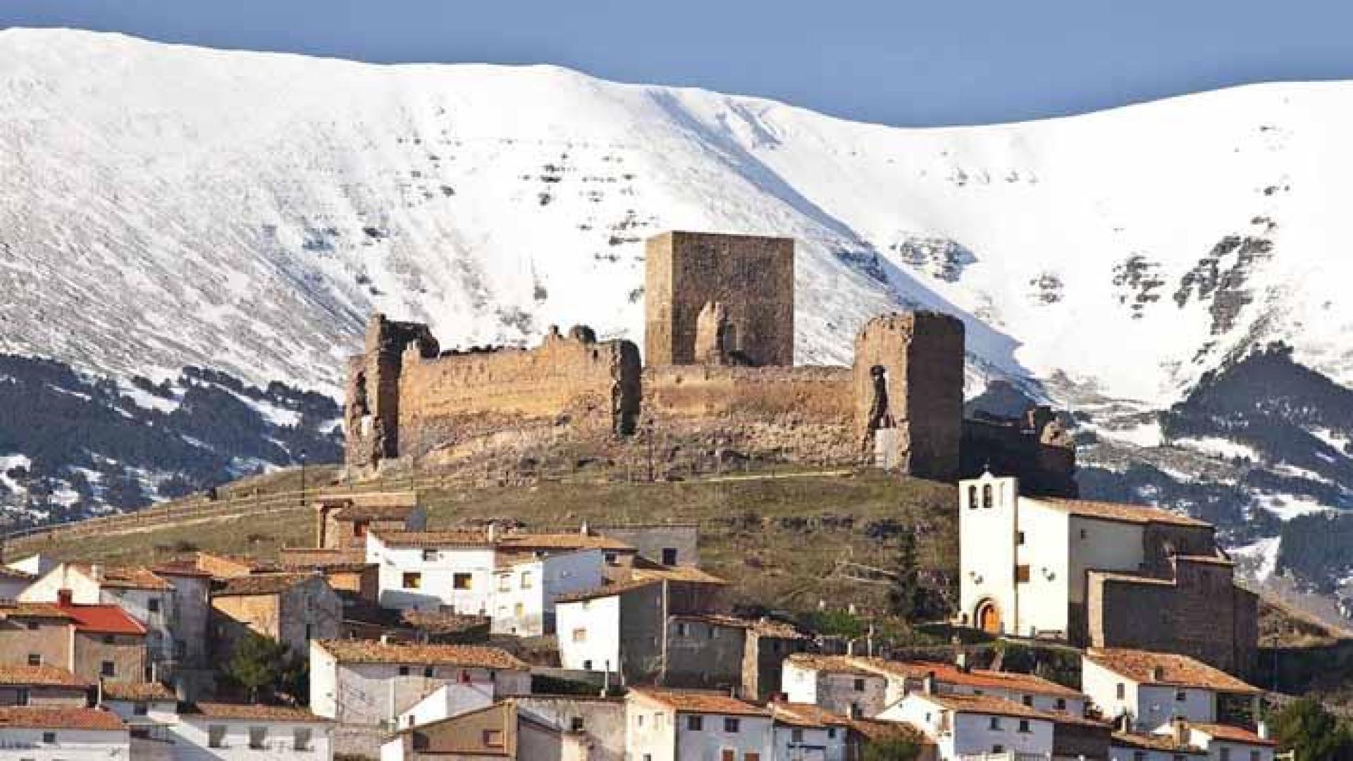 Trasmoz. Vista de la localidad, del castillo y del Moncayo nevado