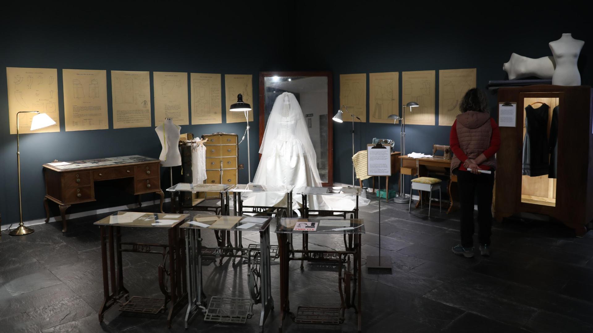 La exposición El arte del corte en el Museo de Navarra, que recrea el mundo personal y profesional de la modista navarra Seve Urrutia