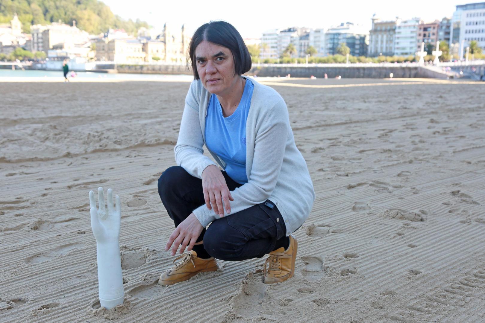 La artista Iruña Cormenzana, posando junto a una de las manos