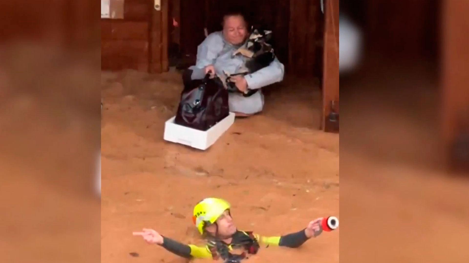 Efectivos de la UME han rescatado a una mujer con sus gatos y su perro de su casa de madera inundada en Utiel (Valencia) inundada por los efectos de la DANA que ha azoatado al Levante español y a Albacete