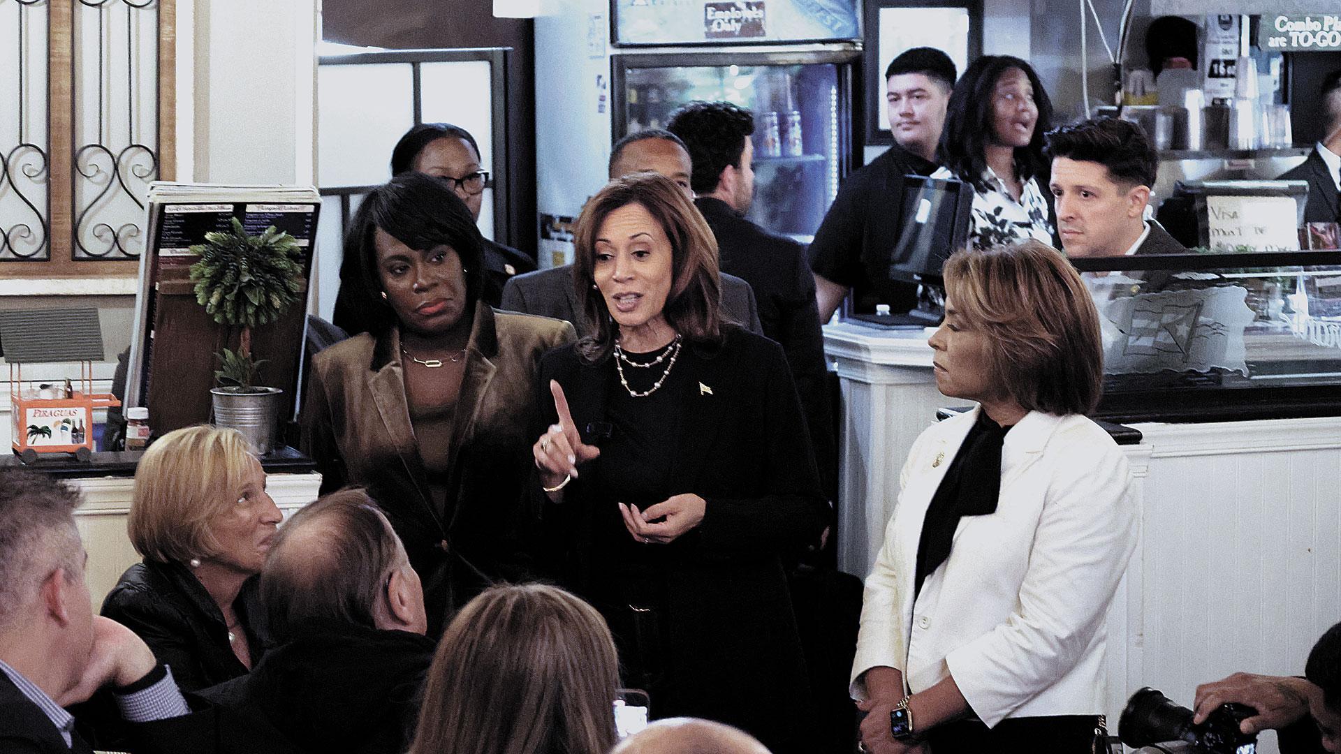 La vicepresidenta y candidata demócrata a la presidencia de EE UU, este domingo en un restaurante puertorriqueño de Filadelfia