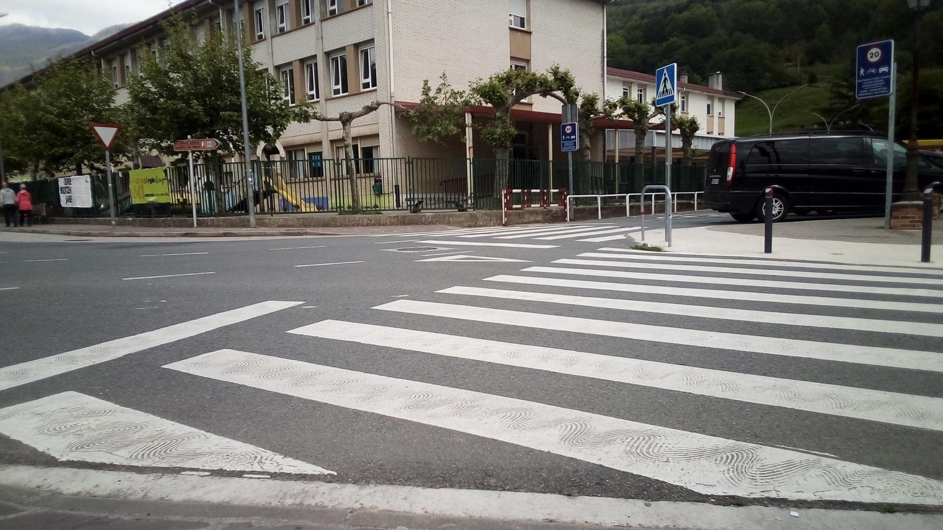Al fondo, edificio del colegio comarcal de San Miguel, enclavado en Santesteban.