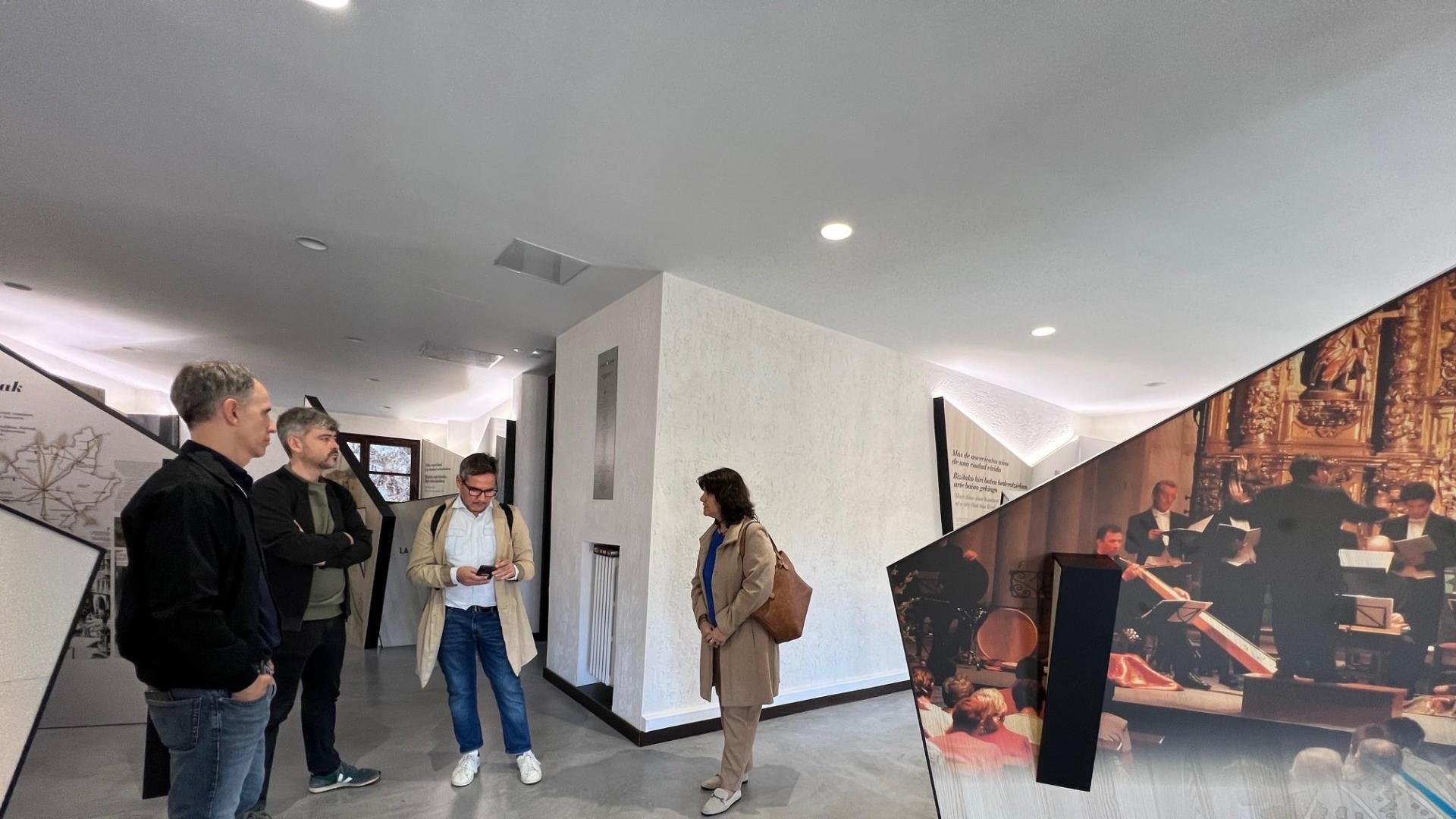 La edil de Cultura, Ana Duarte, muestra al personal del Ministerio y del Gobierno el centro de interpretación de la ciudad.