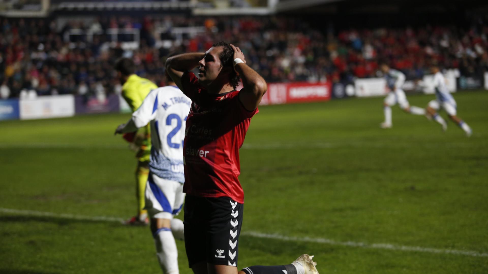 Dani Salas, delantero del Cortes, se lamenta tras fallar una ocasión en el segundo minuto