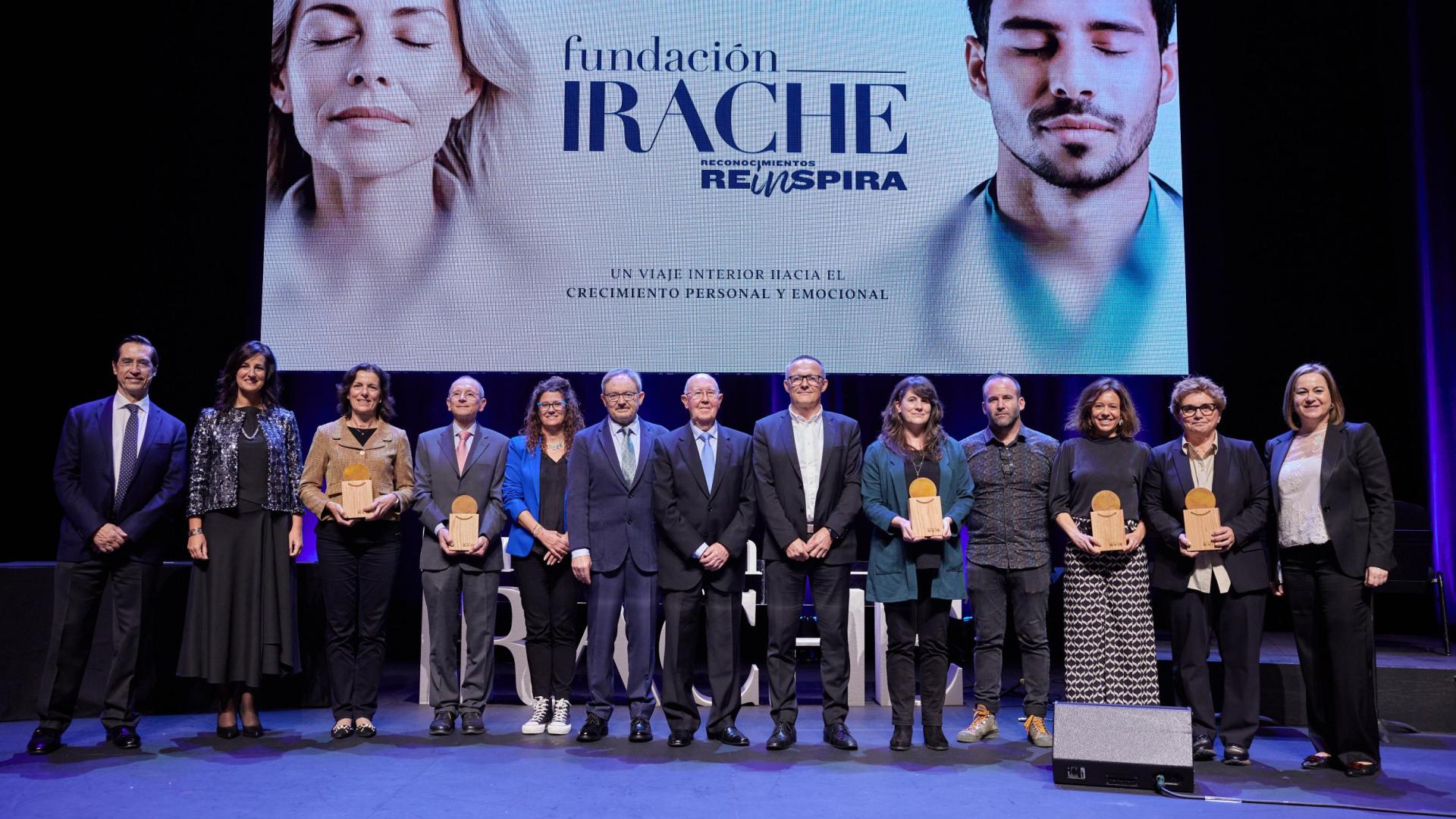 Responsables del Grupo Tanatorios Irache y de la Fundación Irache junto con los representantes que han recogido los galardones en nombre del Instituto de Salud Pública, UPNA, UN, Ayuntamiento de Pamplona y San Juan de Dios durante el acto de entrega de reconocimientos ‘Reinspira’.