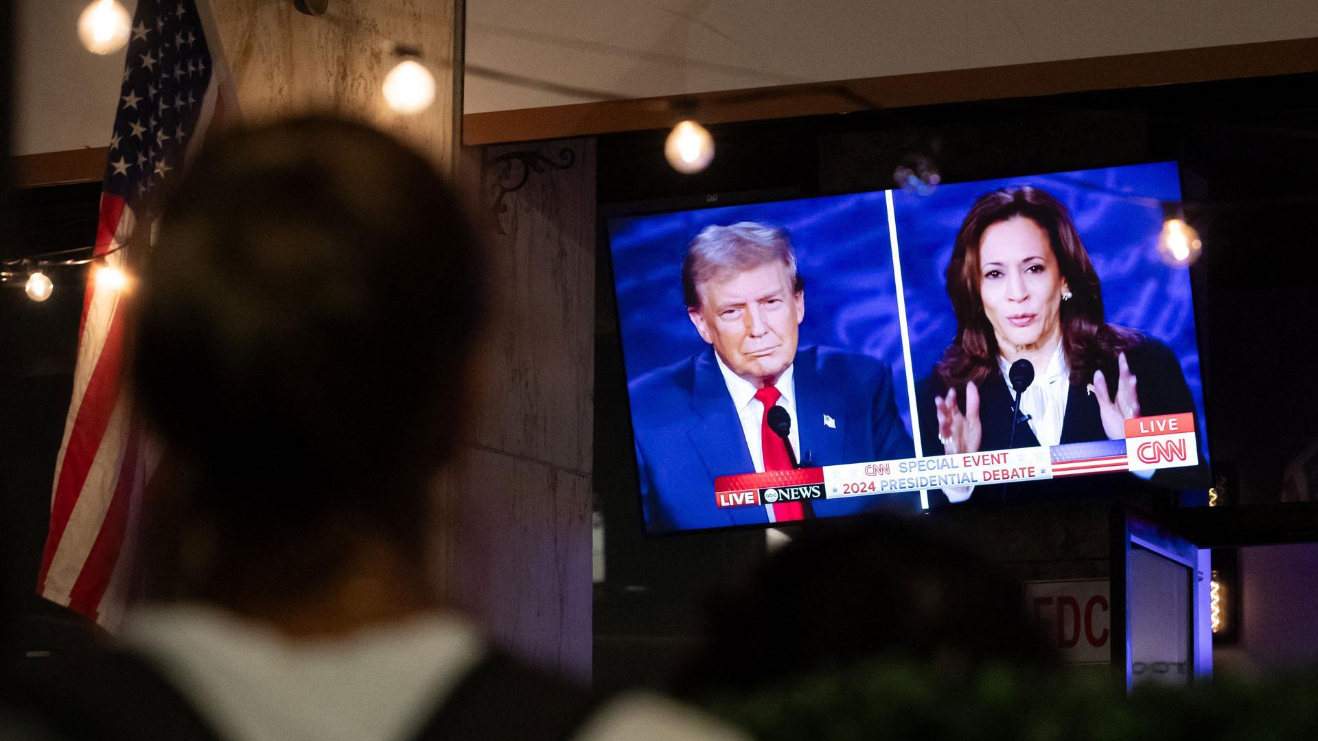 Kamala Harris hace un llamamiento al voto joven mientras Trump se presenta como el "protector de las mujeres"