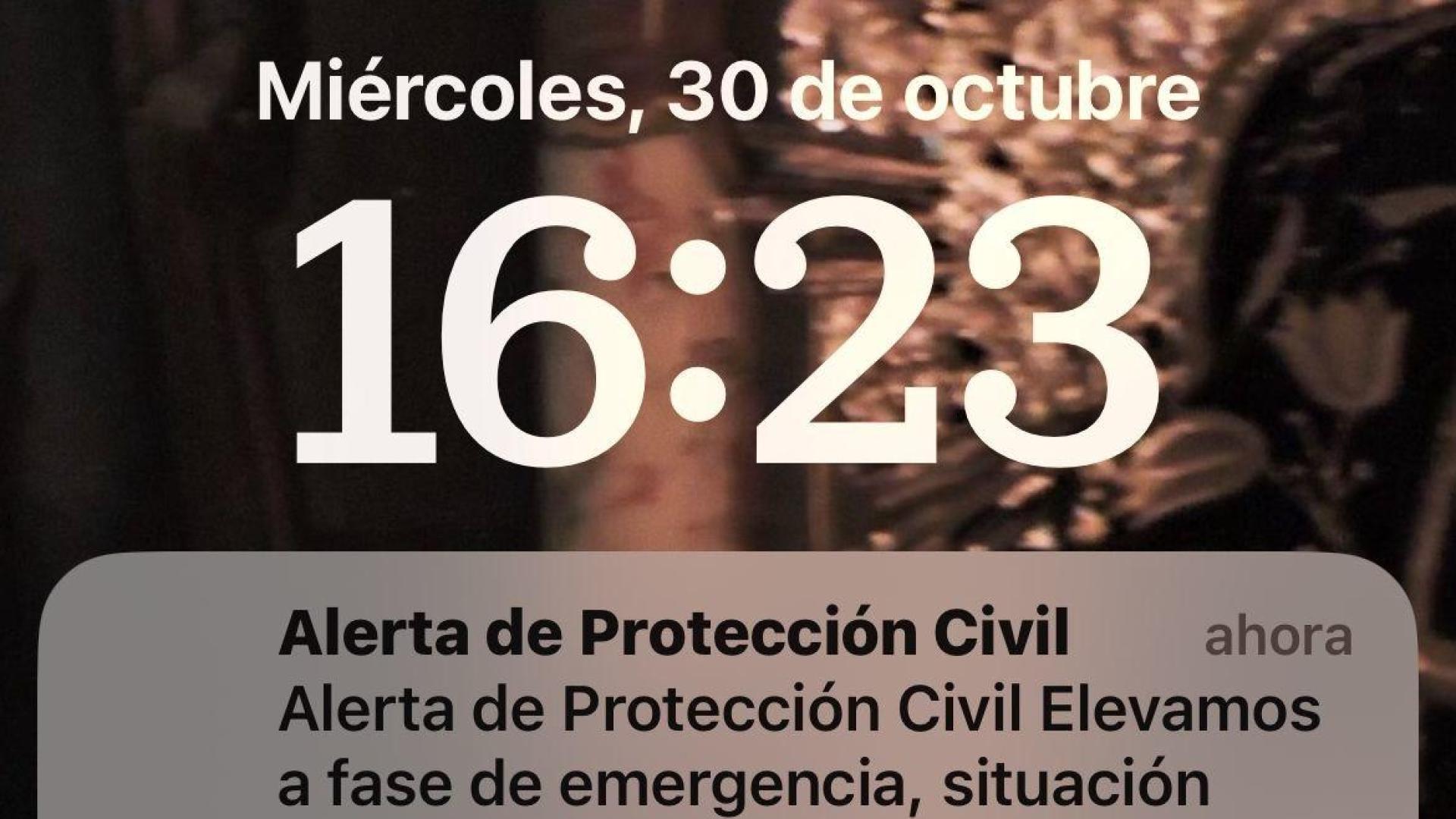 Captura de pantalla de un teléfono móvil con un aviso del sistema de alerta de Protección Civil por aviso de nivel rojo.