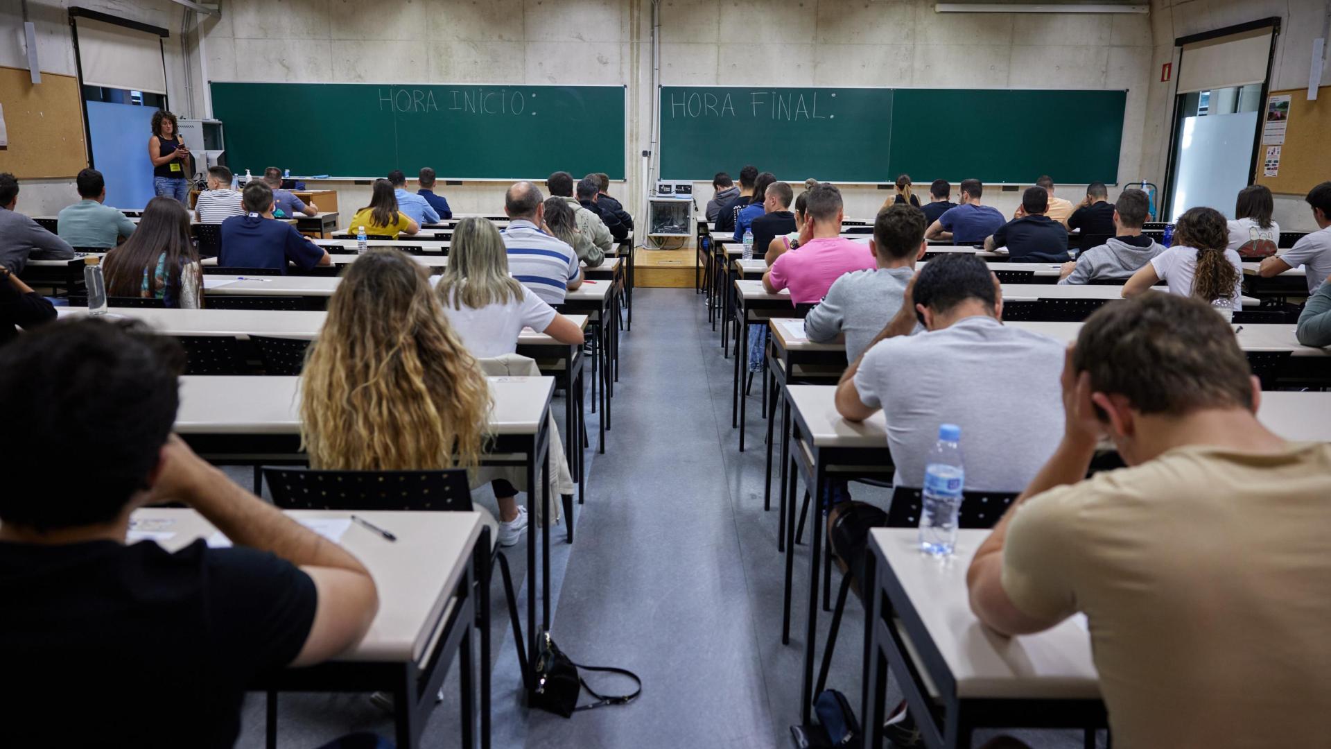 Aspirantes a las oposiciones de policía foral en septiembre de 2023, en la UPNA.