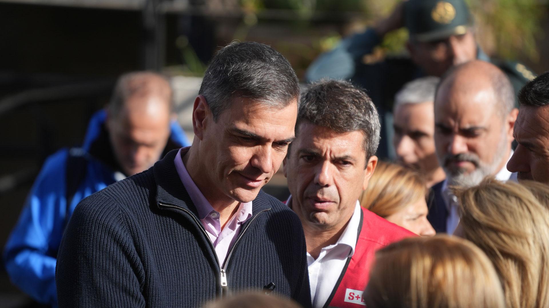 El presidente del Gobierno, Pedro Sánchez, visita la zona afectada por la DANA en Valencia junto al presidente autonómico, Carlos Mazón