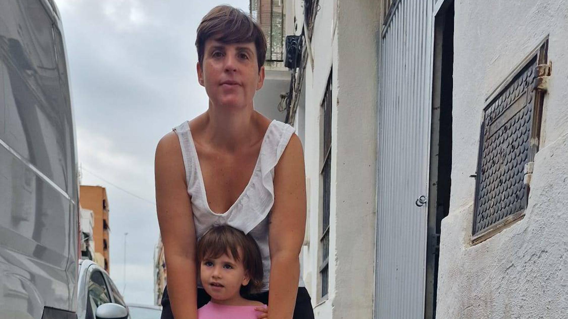 Patricia Pérez con su hija, ambas de Pamplona.