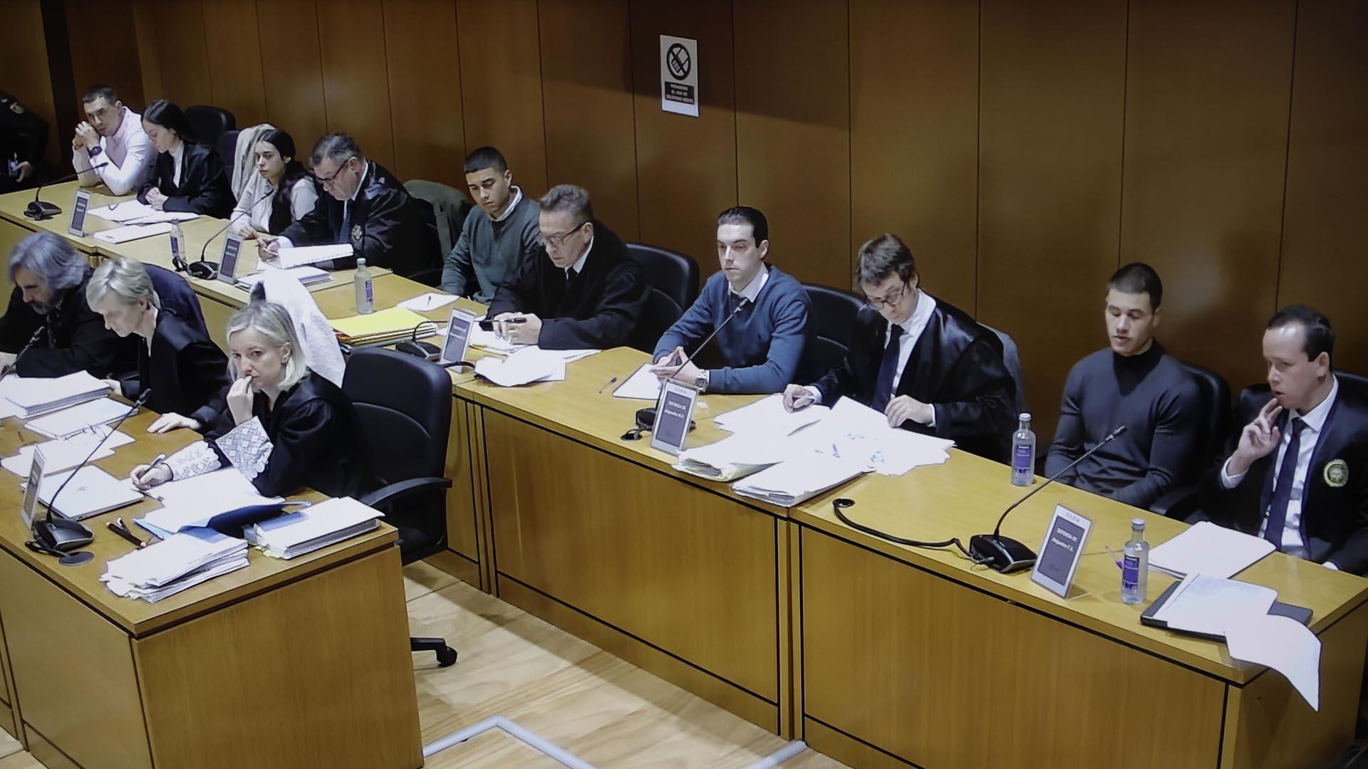 Imagen tomada al circuito de televisión que suministra el TSXG de los acusados, acompañados por sus abogados, durante la sesión de este jueves del juicio por el asesinato de Samuel Luiz en la Audiencia de A Coruña