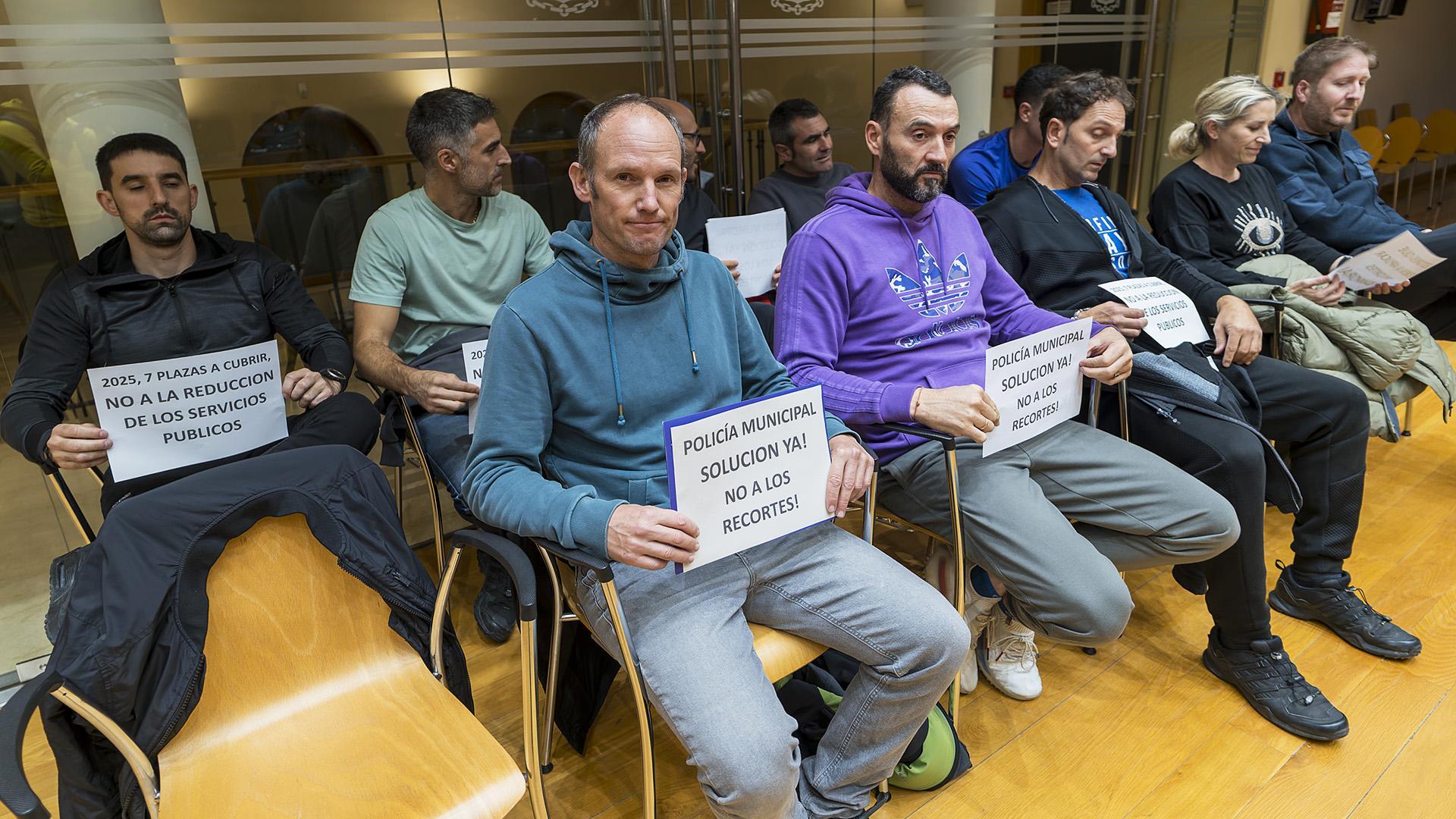 Policías municipales de Tafalla mostraron su protesta durante el pleno