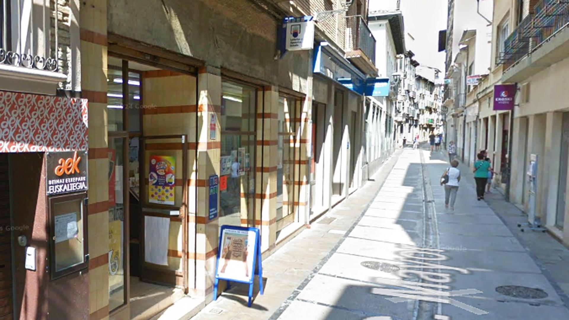 Fachada del despacho de loterías de la Calle Mayor de Estella donde se registró un segundo premio de La Primitiva de más de 220.000 euros.