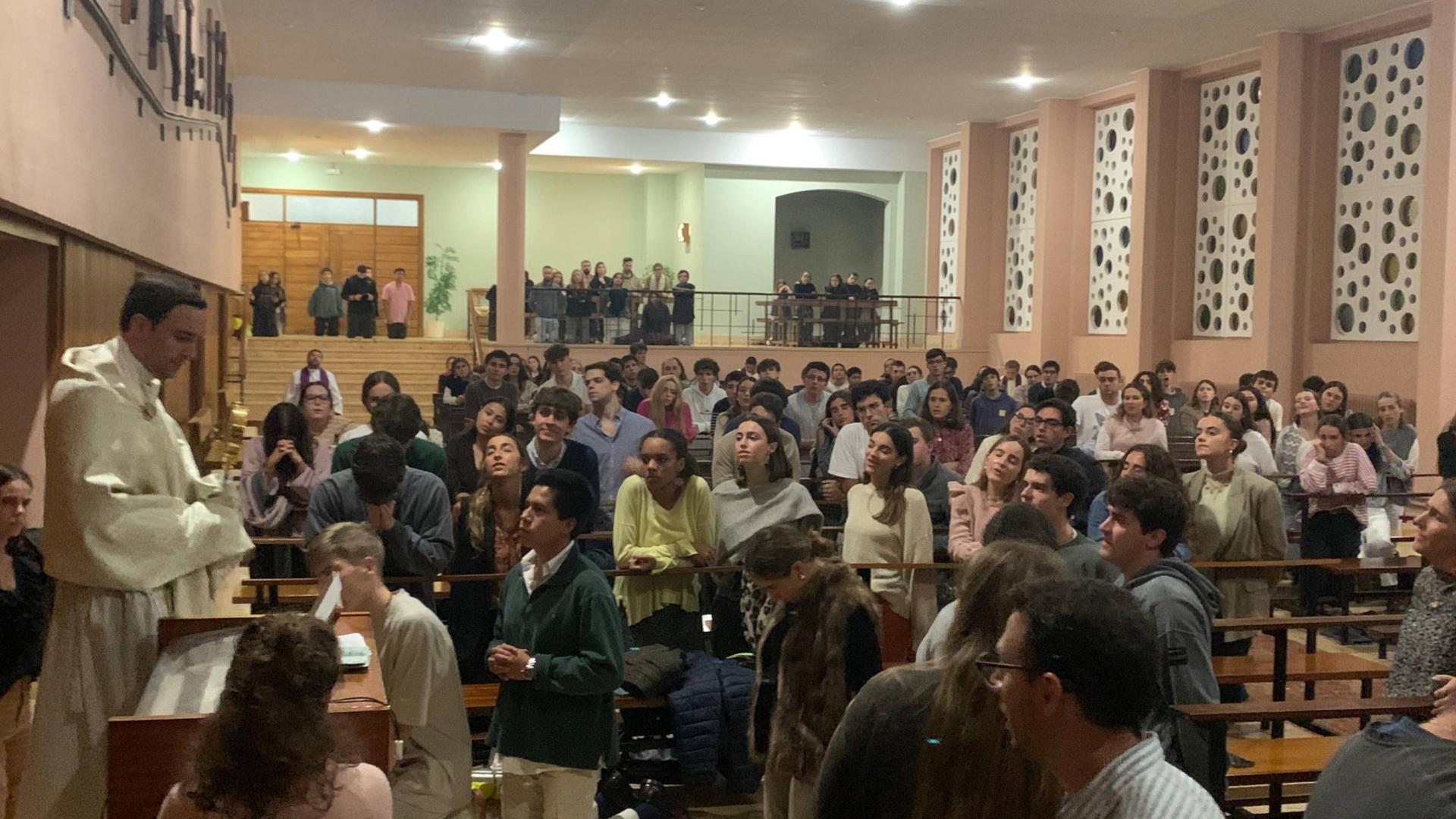 La fiesta joven de Holy Wins comenzó con una Hora Santa en el Seminario