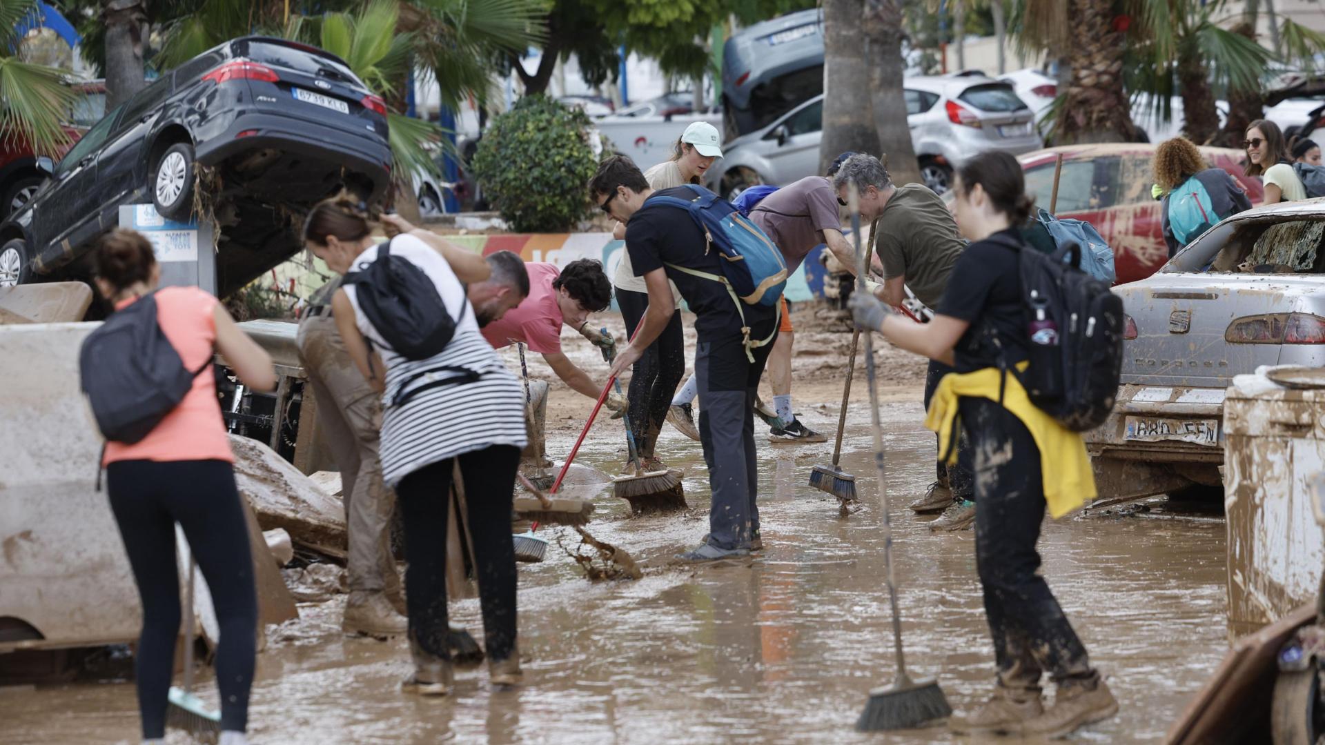 Varias personas trabajan solidariamente en la recuperación de las zonas afectadas.