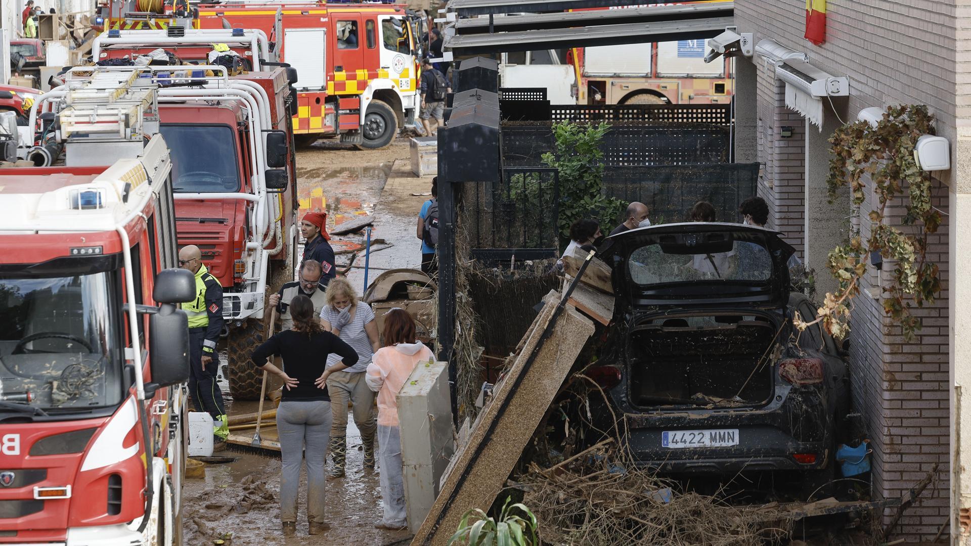 Destrozos en una zona residencial de la localidad de Alfafar, en Valencia, este sábado
