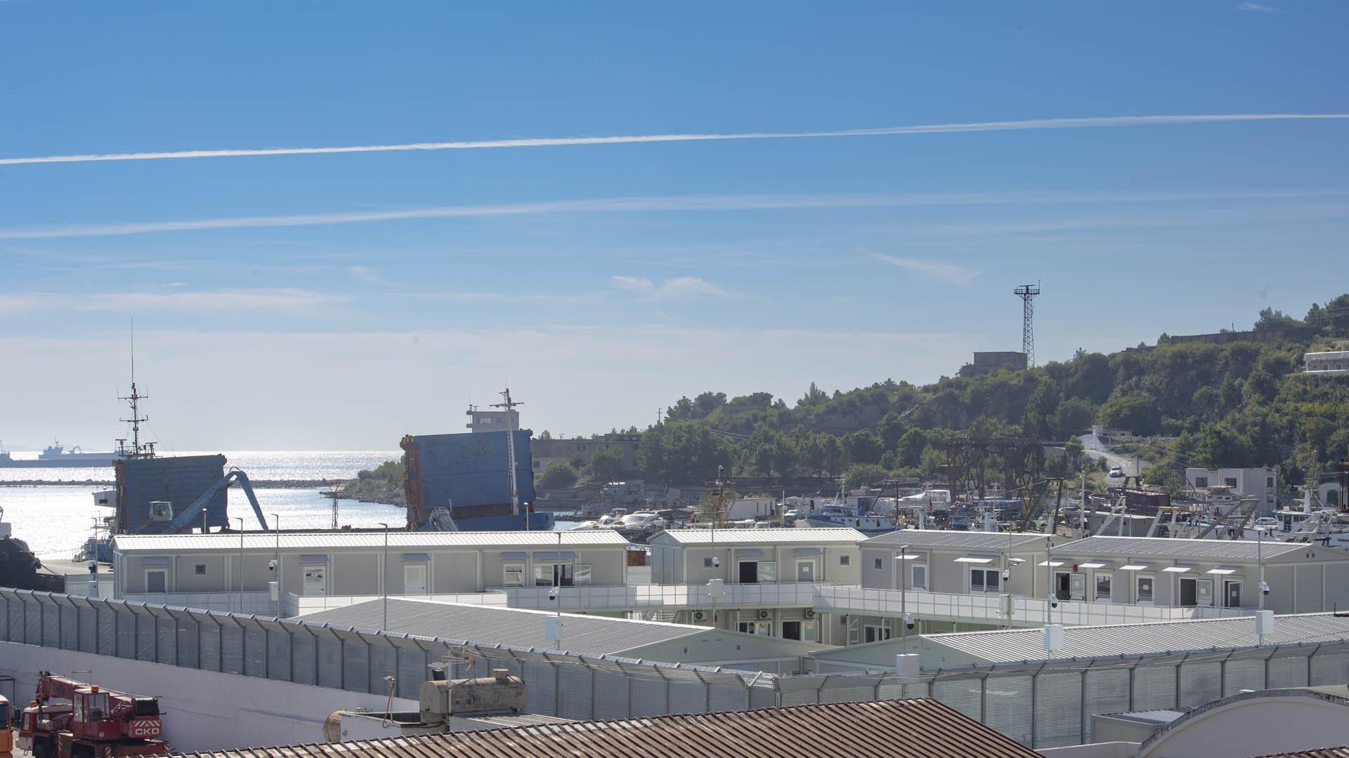 Centro de migrantes en el puerto de Shëgjin (Albania). Este recinto es uno de los dos centros construidos por el Gobierno italiano en Albania para recibir a los solicitantes de asilo rescatados en el Mediterráneo