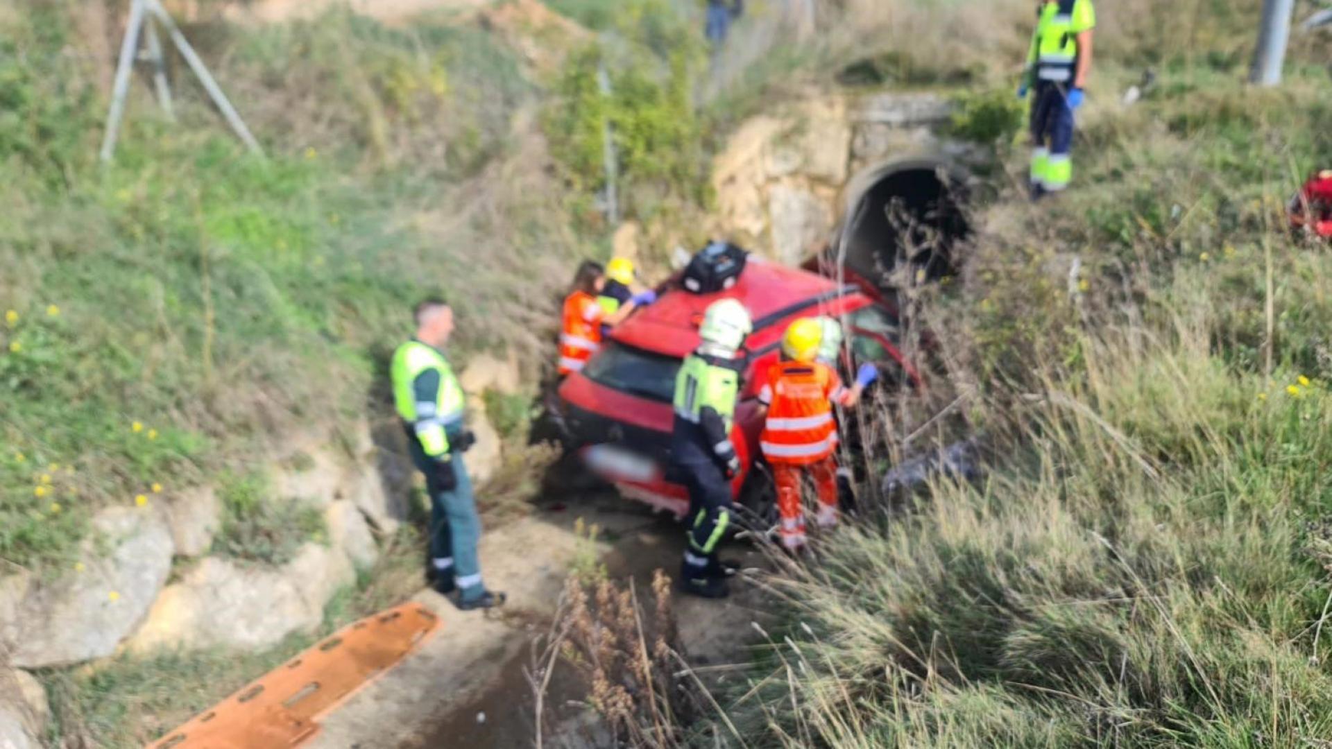 El vehículo accidentado, tras la salida de vía