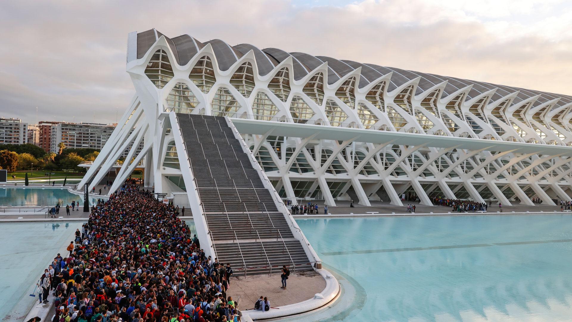 Cientos de voluntarios en la Ciudad de las Artes y las Ciencias, a 2 de noviembre de 2024, en Valencia, Comunidad Valenciana (España)