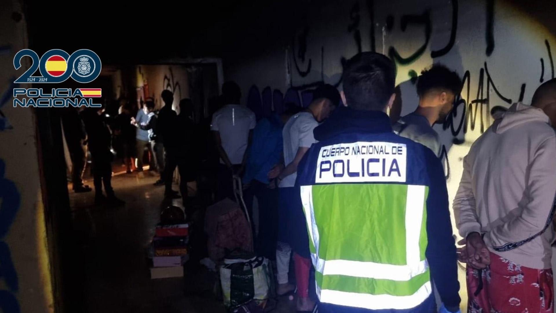 Agentes de Policía Nacional, custodiando a algunos de los detenidos
REMITIDA / HANDOUT por POLICÍA NACIONAL
Fotografía remitida a medios de comunicación exclusivamente para ilustrar la noticia a la que hace referencia la imagen, y citando la procedencia de la imagen en la firma
03/11/2024