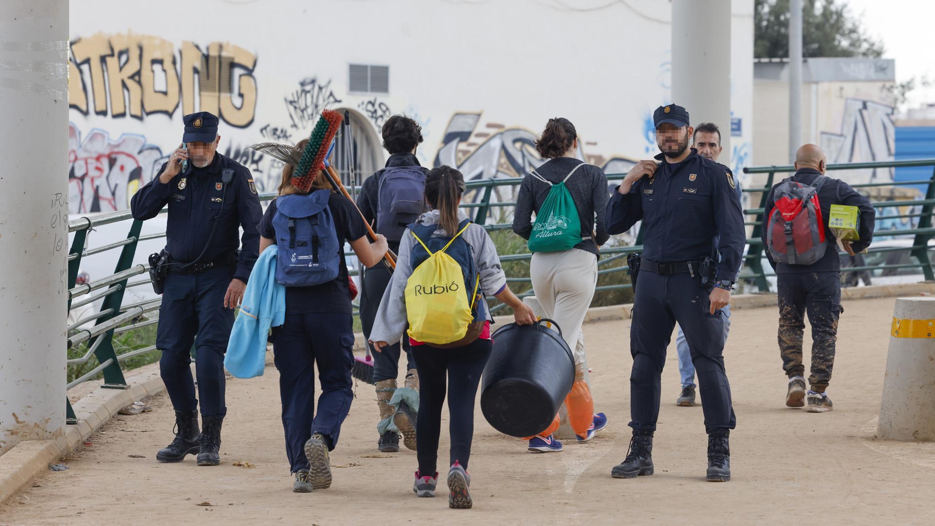 Efectivos de la Policía Nacional controlan el acceso de voluntarios a la pasarela que lleva hasta La Torre, este domingo