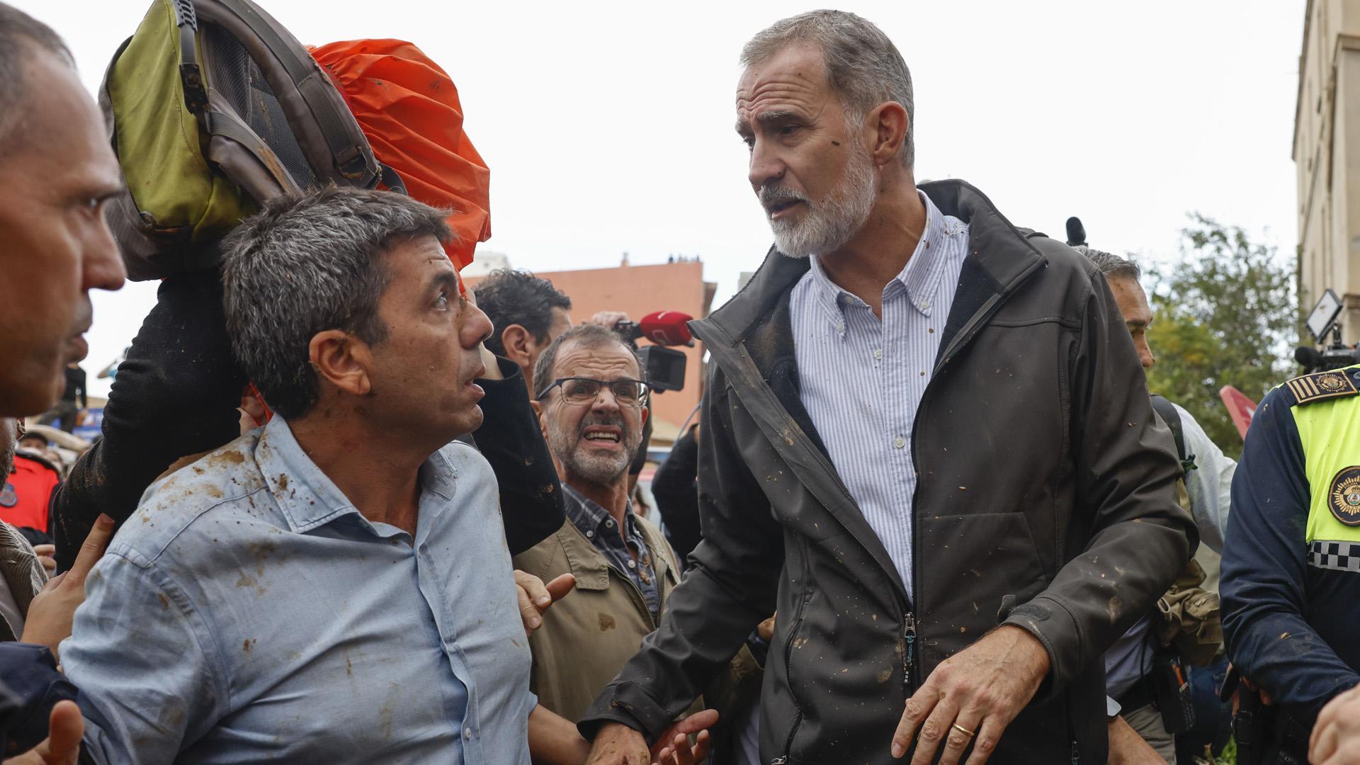 Carlos Mazón, junto a Felipe VI, durante la accidentada visita a Paiporta