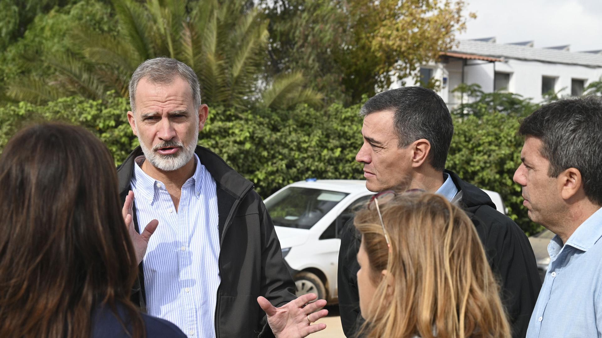 Felipe VI, Pedro Sánchez y Carlos Mazón, antes de que comenzaran los incidentes