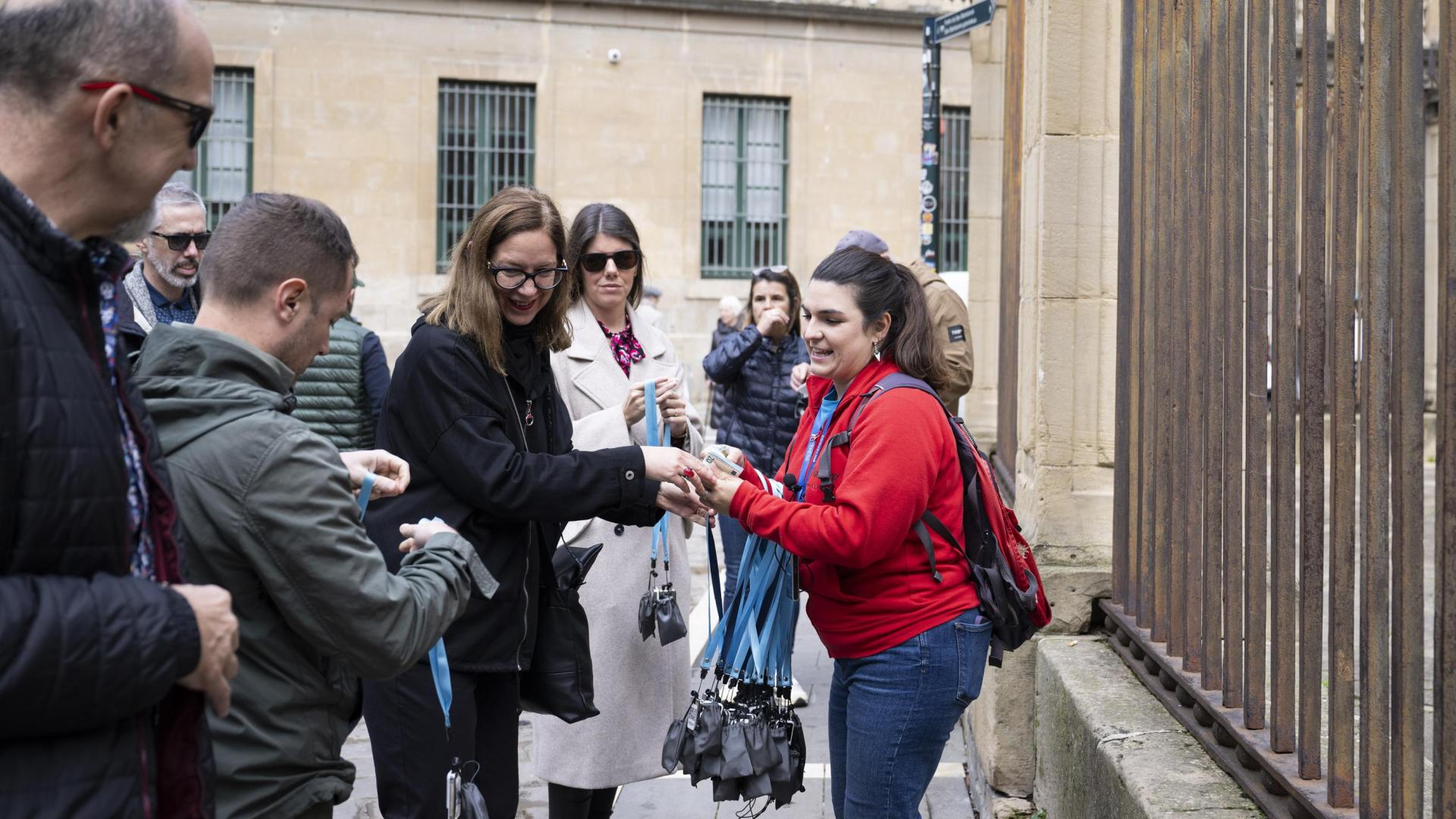 Aitziber Guembe, guía de TripNavarra, recoge las audio guías el pasado fin de semana