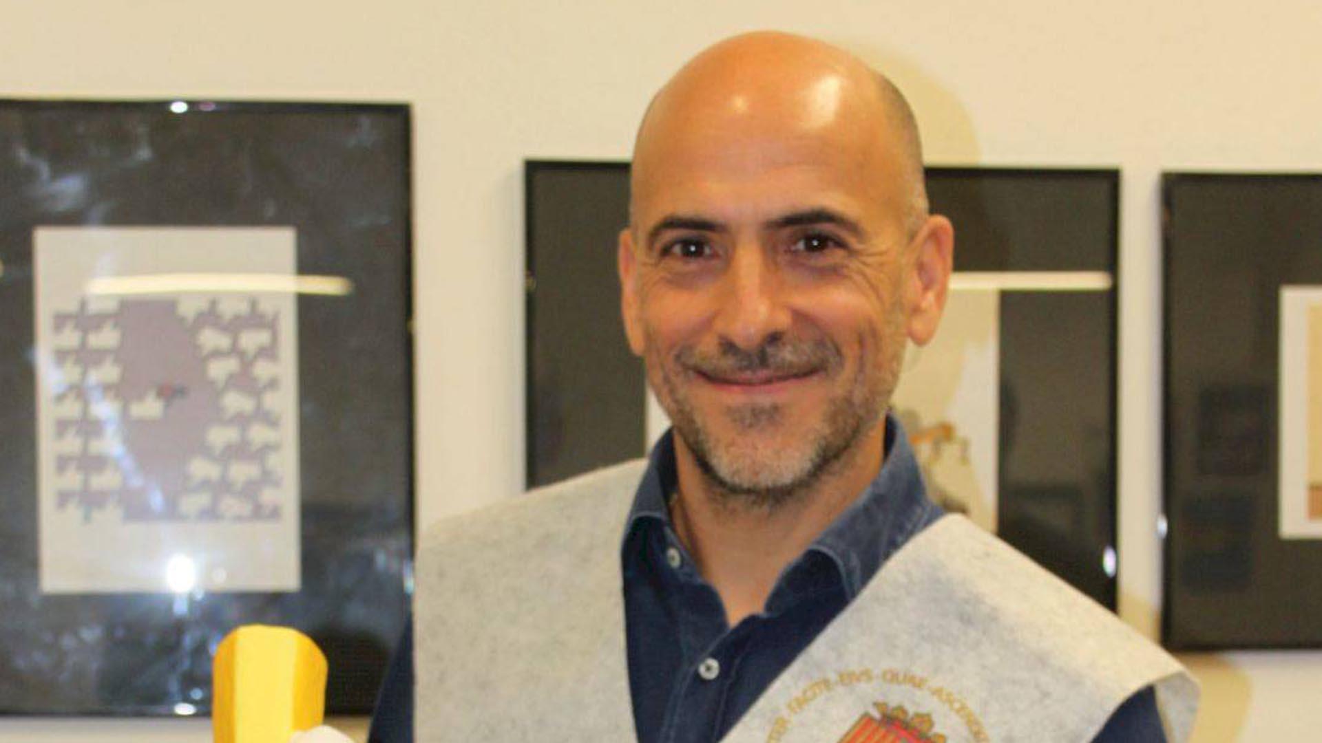 César Oroz con el premio de Notarios del Humor
