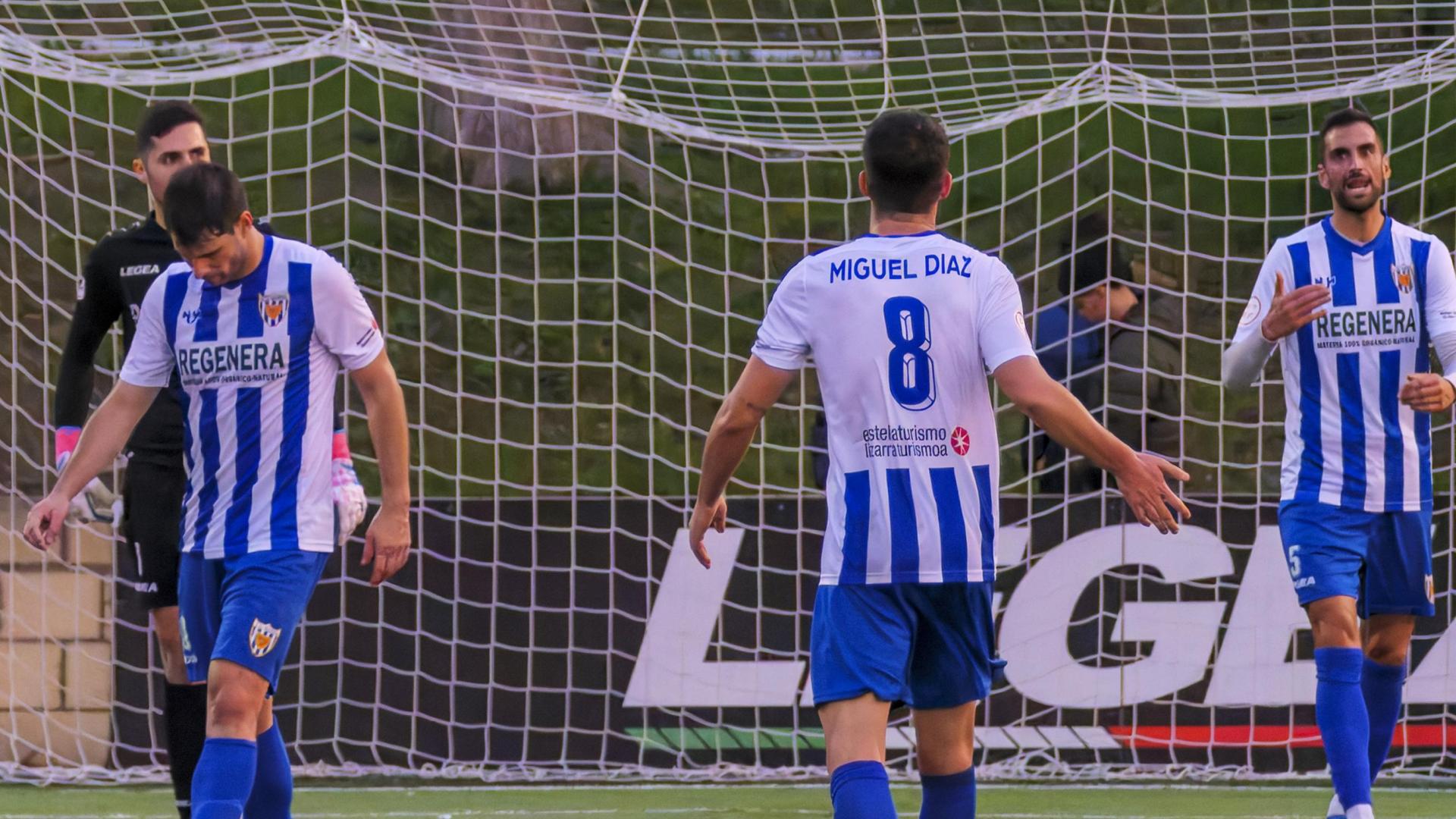 Rúper, Mikel Santamaría y Miguel Díaz, de espaldas, tras el gol del Eibar B