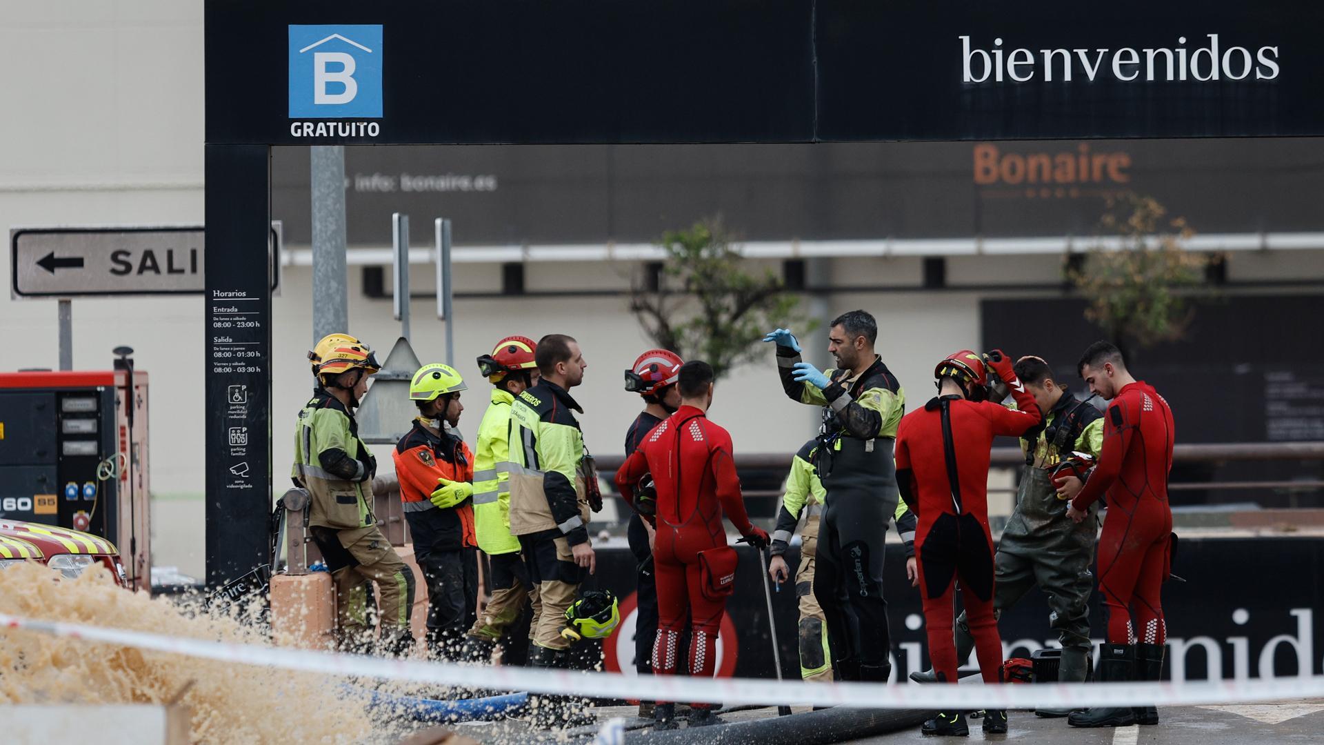 Bomberos y policía Nacional continúan en los trabajos de achique y búsqueda en el parking de Bonaire en Aldaia