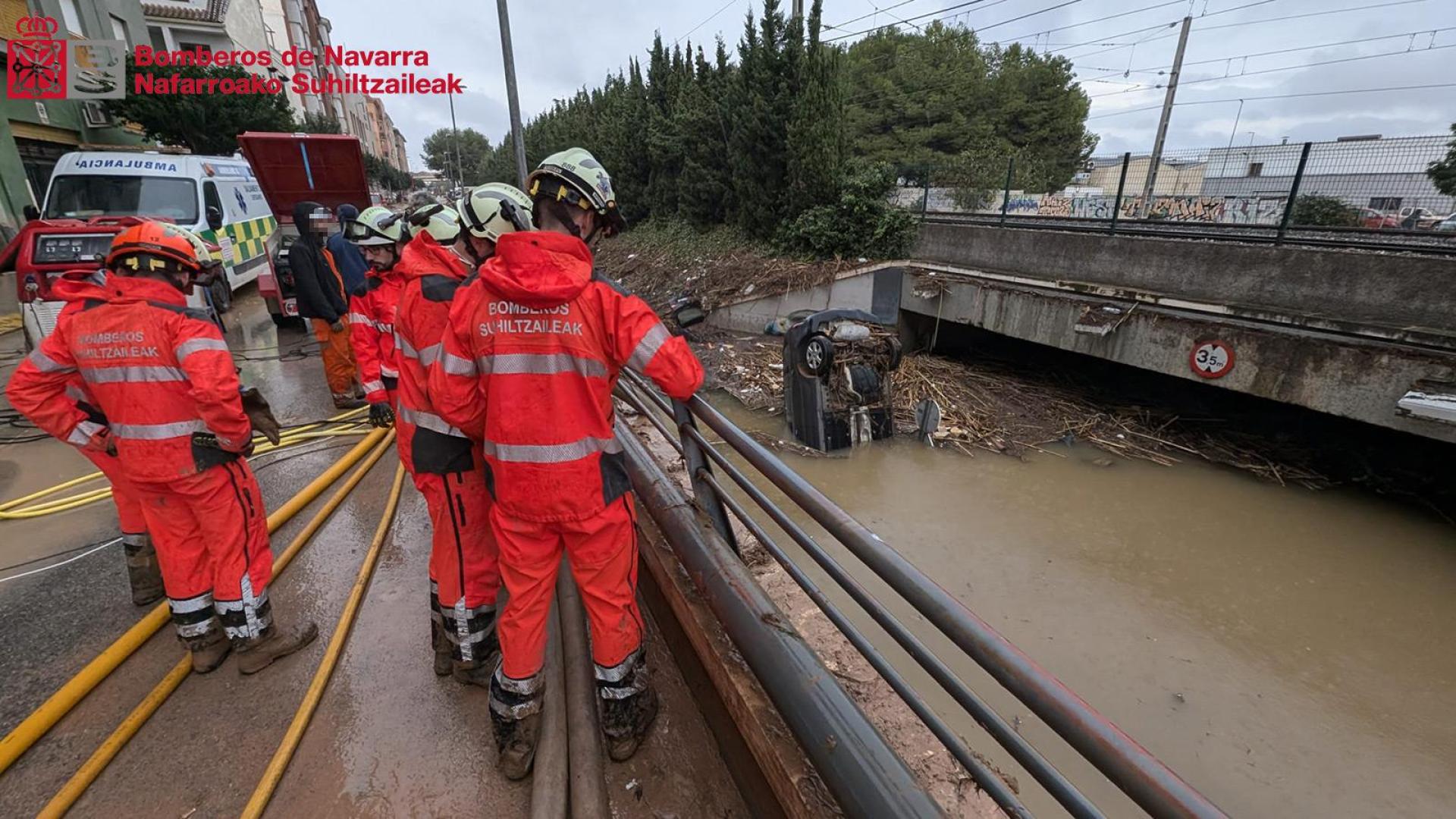 Bomberos navarros, durante las labores de ayuda en Catarroja