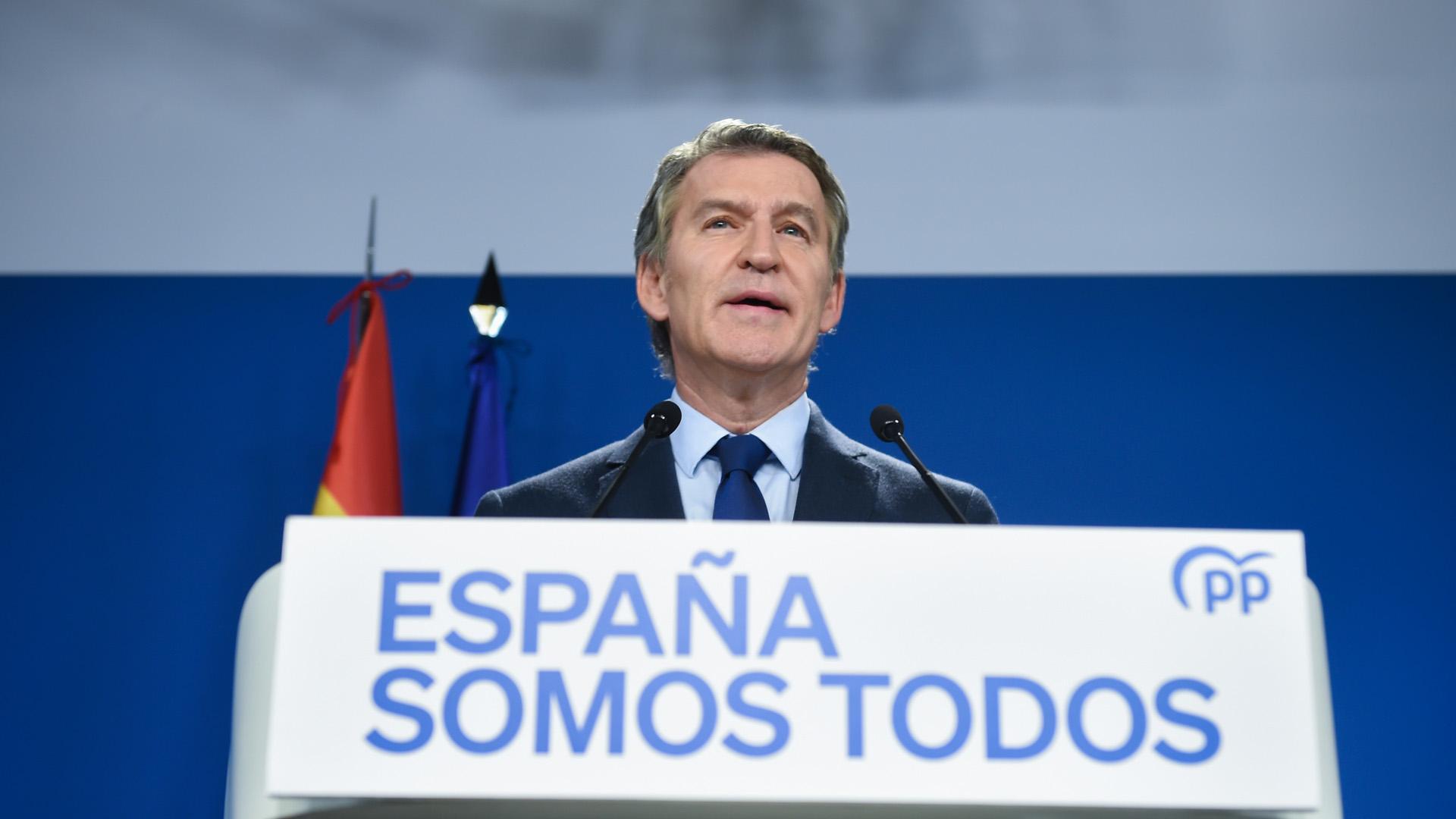 El presidente del Partido Popular, Alberto Núñez Feijóo, durante su comparecencia de este lunes