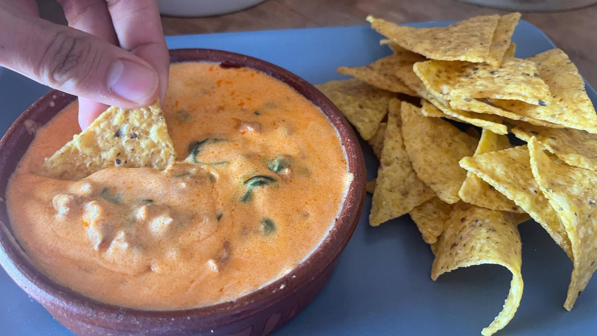 Esta receta de nachos con salsa de queso y chorizo es una de las tres recetas de hoy.