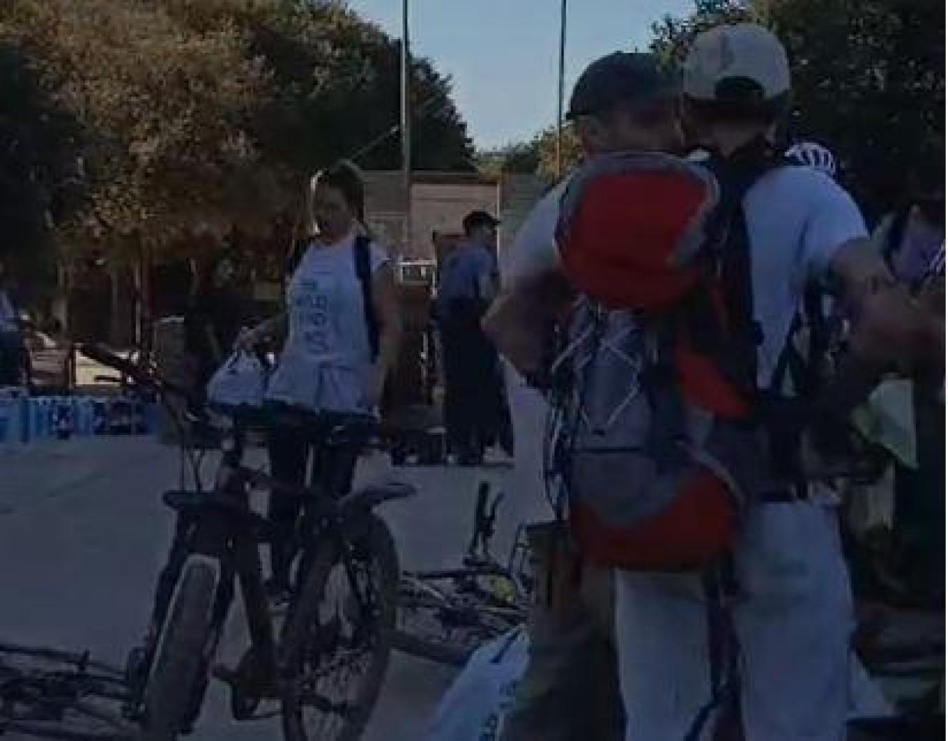 Vídeo: Así trabajan los voluntarios en bicicletas para repartir alimentos y útiles entre los pueblos afectados
