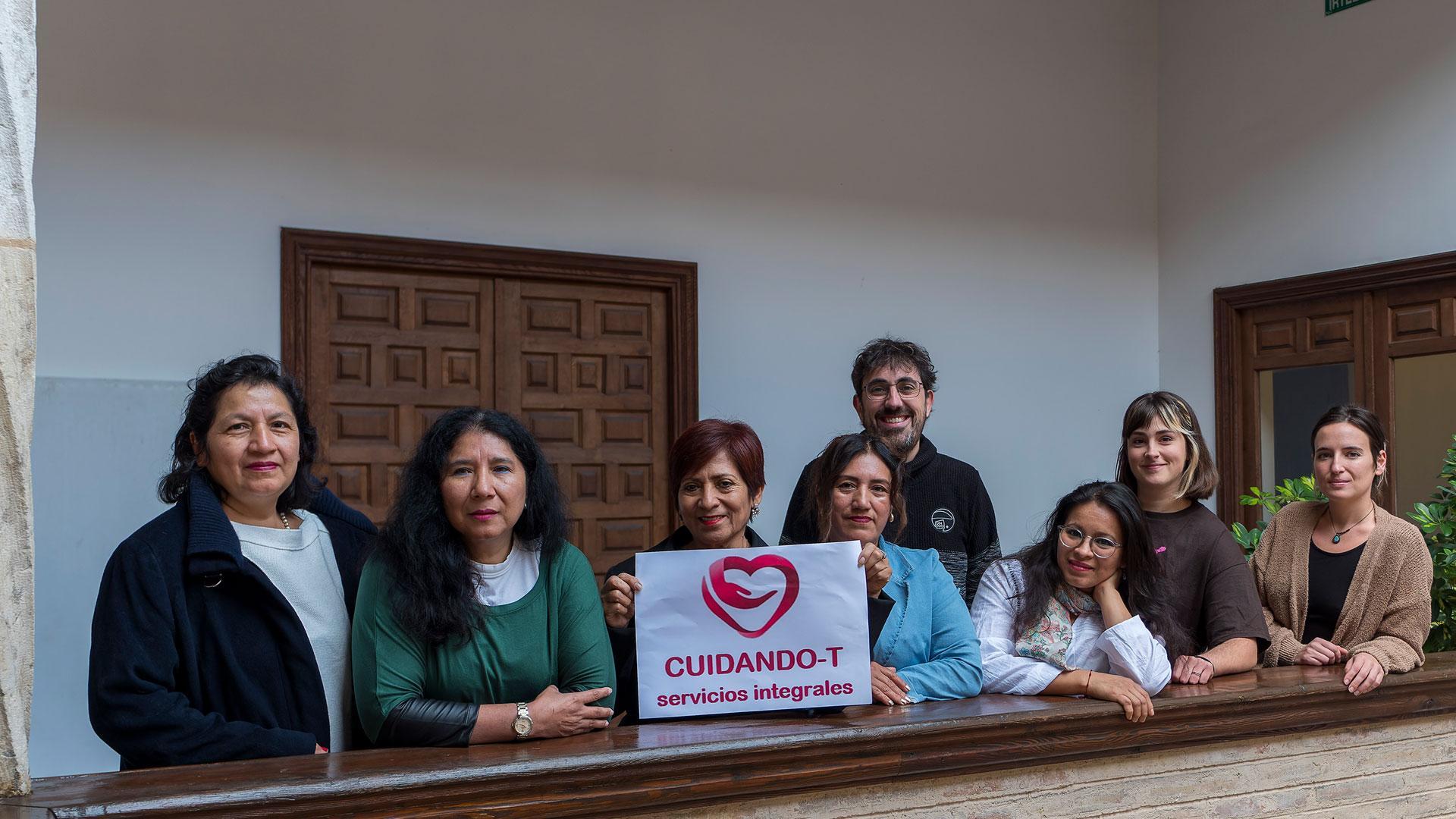 Desde la izda., Aura Macas, María Gómez, Esperanza Vidal, Rocío Zari, Arkaitz Almortza, Carmen Almeida, Amaya Prieto e Itziar Lezáun en la casa de cultura durante la presentación de Cuidando-T.