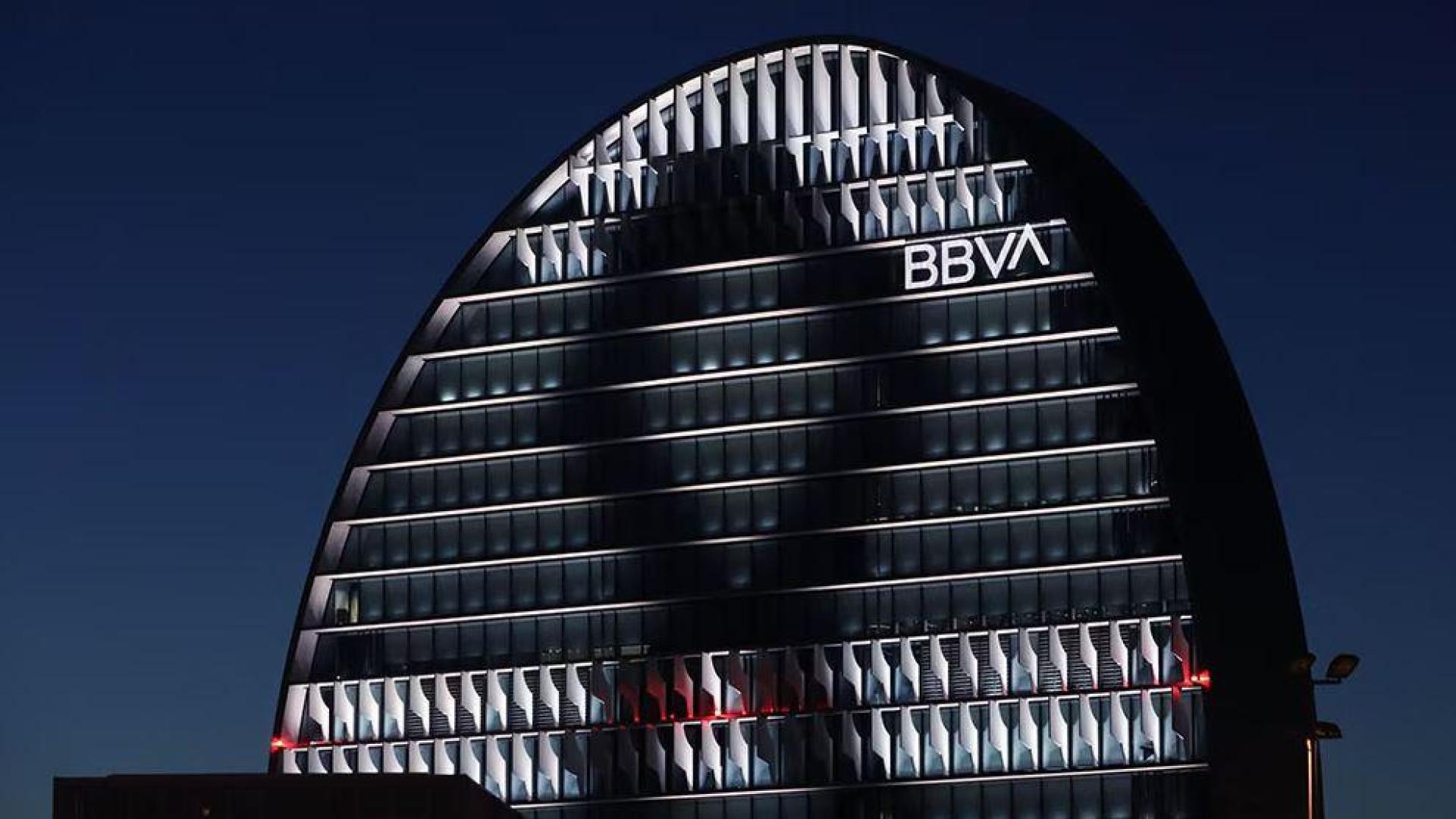 Imagen de las oficinas del BBVA con un crespón negro.